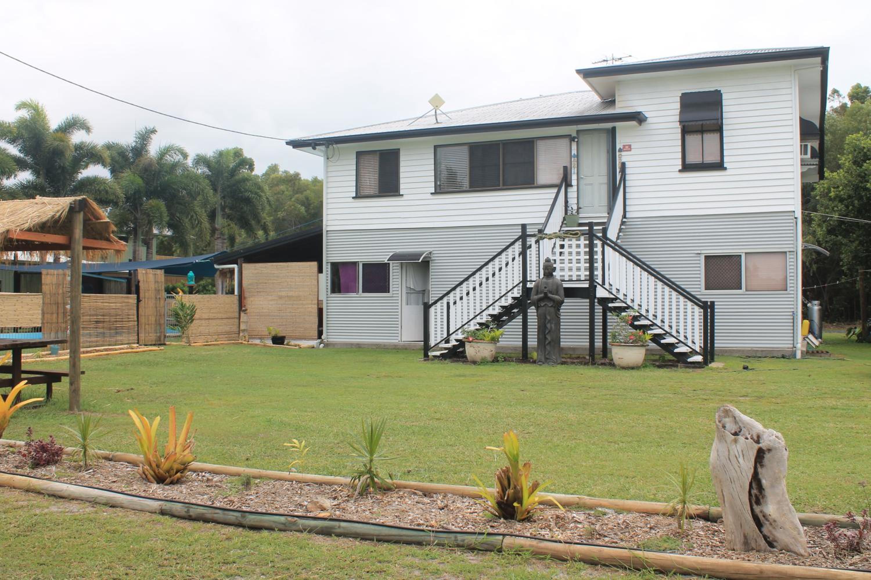 Kurrimine 4 bedroom house and pool