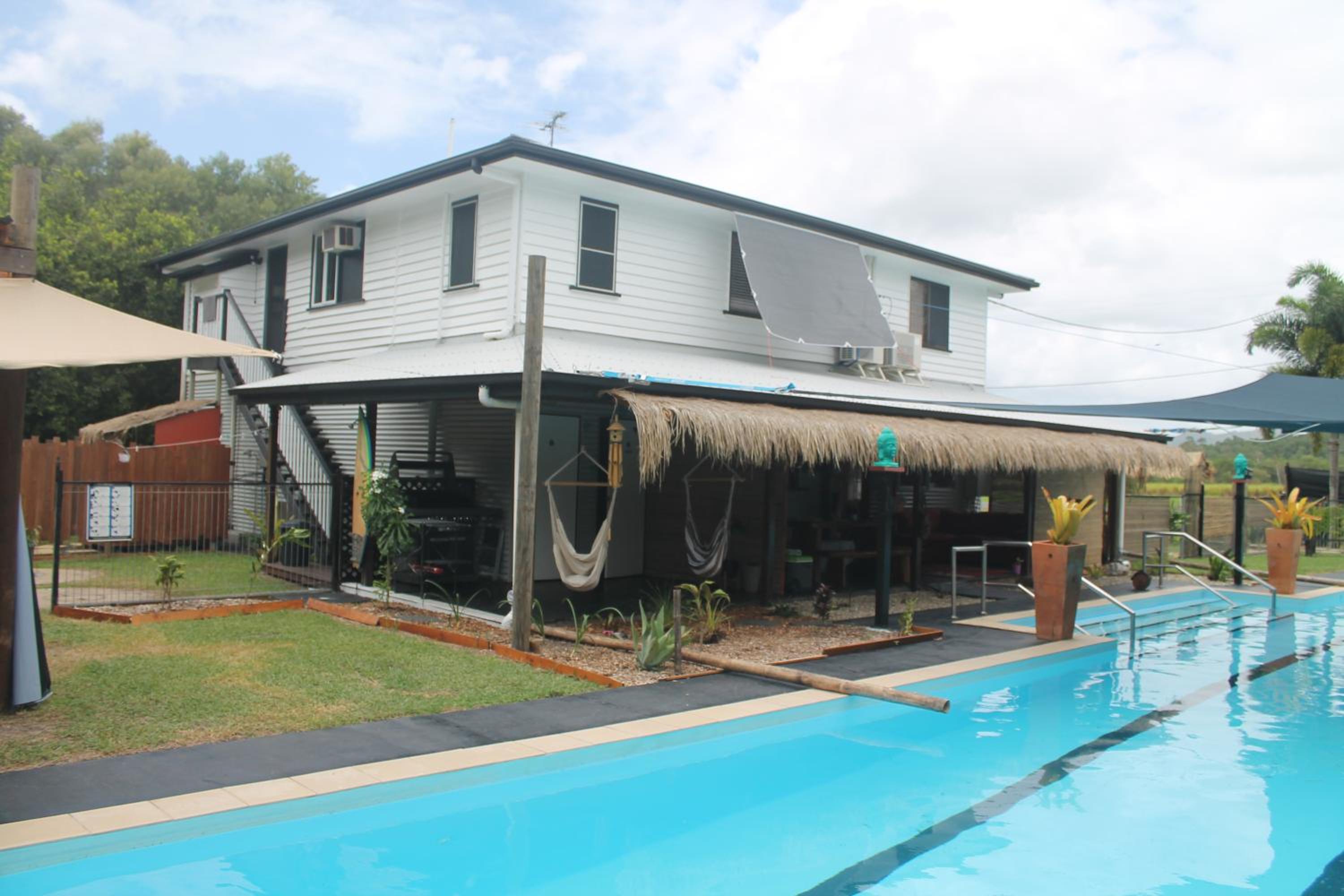 Kurrimine 4 bedroom house and pool