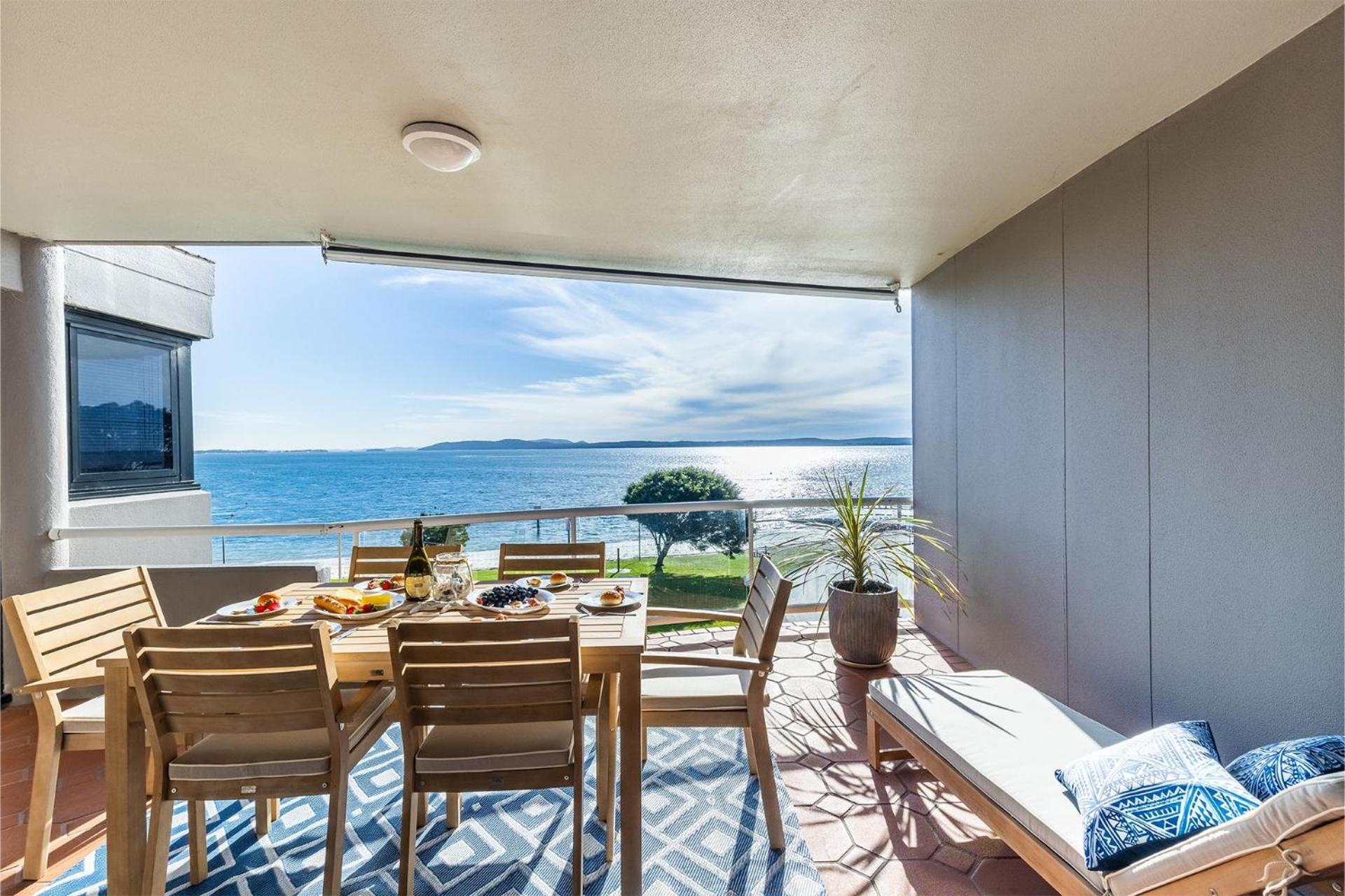 Florentine 13, 11 Columbia Close -fabulous unit with air con, wifi, pool, lift and waterviews