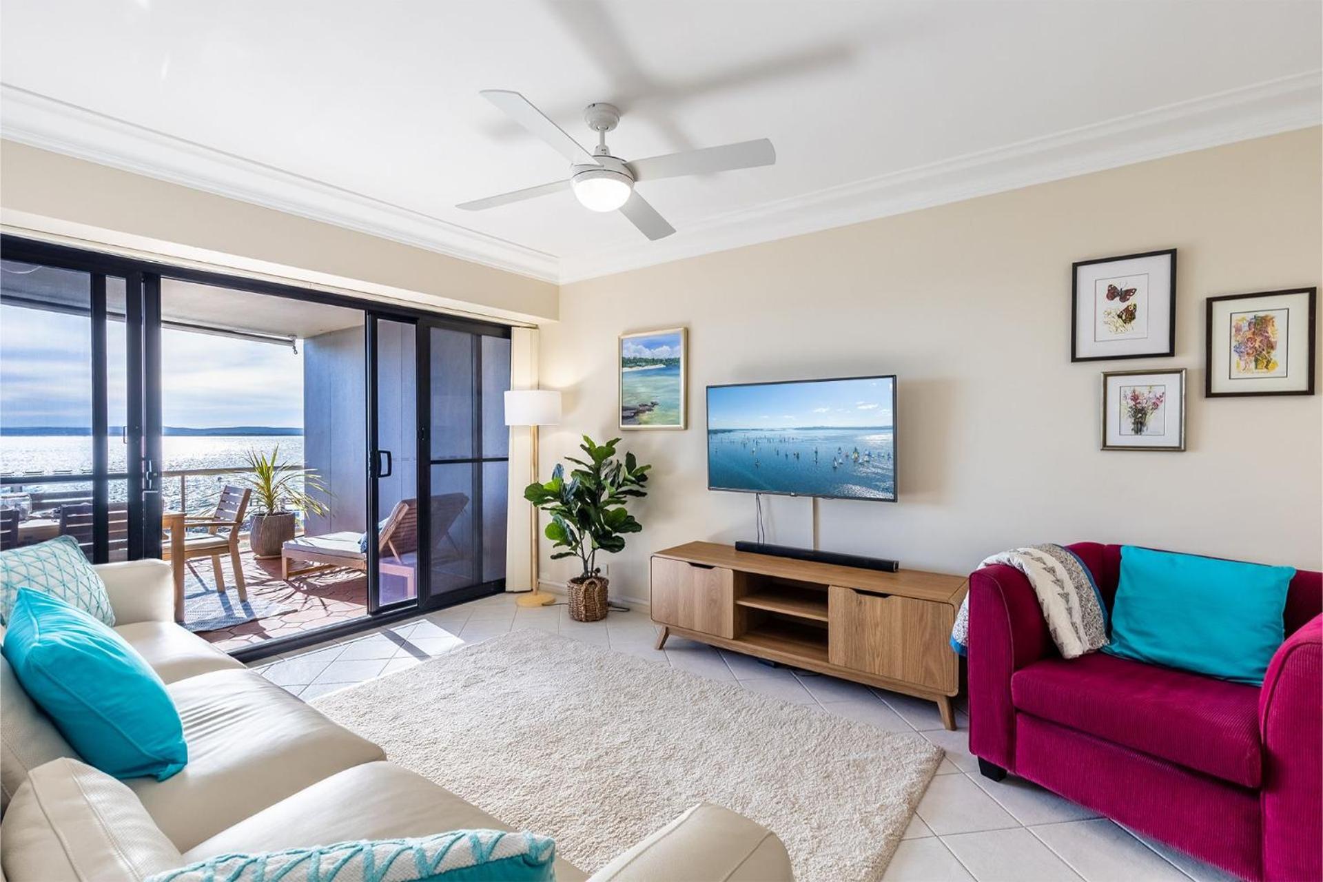 Florentine 13, 11 Columbia Close -fabulous unit with air con, wifi, pool, lift and waterviews