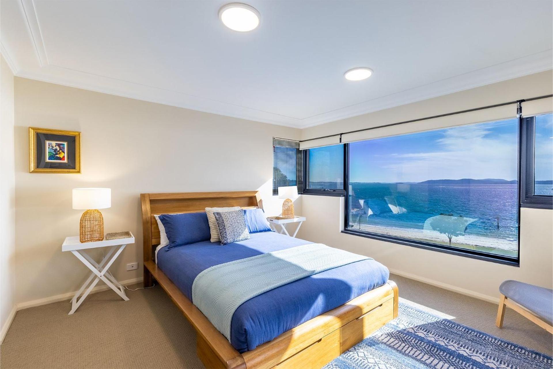 Florentine 13, 11 Columbia Close -fabulous unit with air con, wifi, pool, lift and waterviews