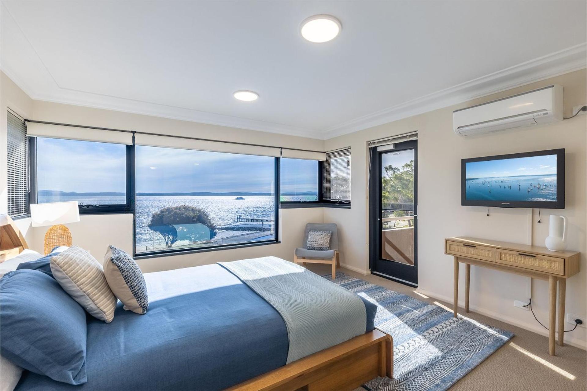 Florentine 13, 11 Columbia Close -fabulous unit with air con, wifi, pool, lift and waterviews