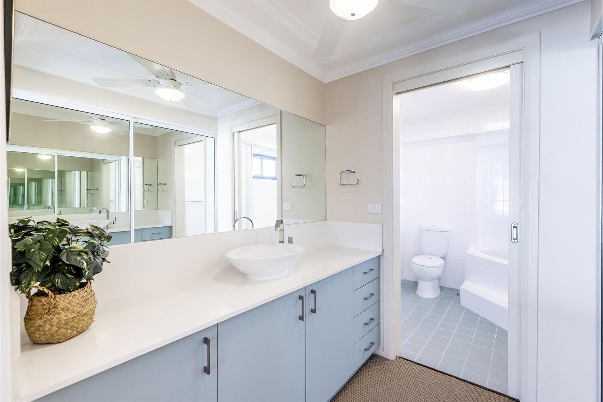 Florentine 13, 11 Columbia Close -fabulous unit with air con, wifi, pool, lift and waterviews