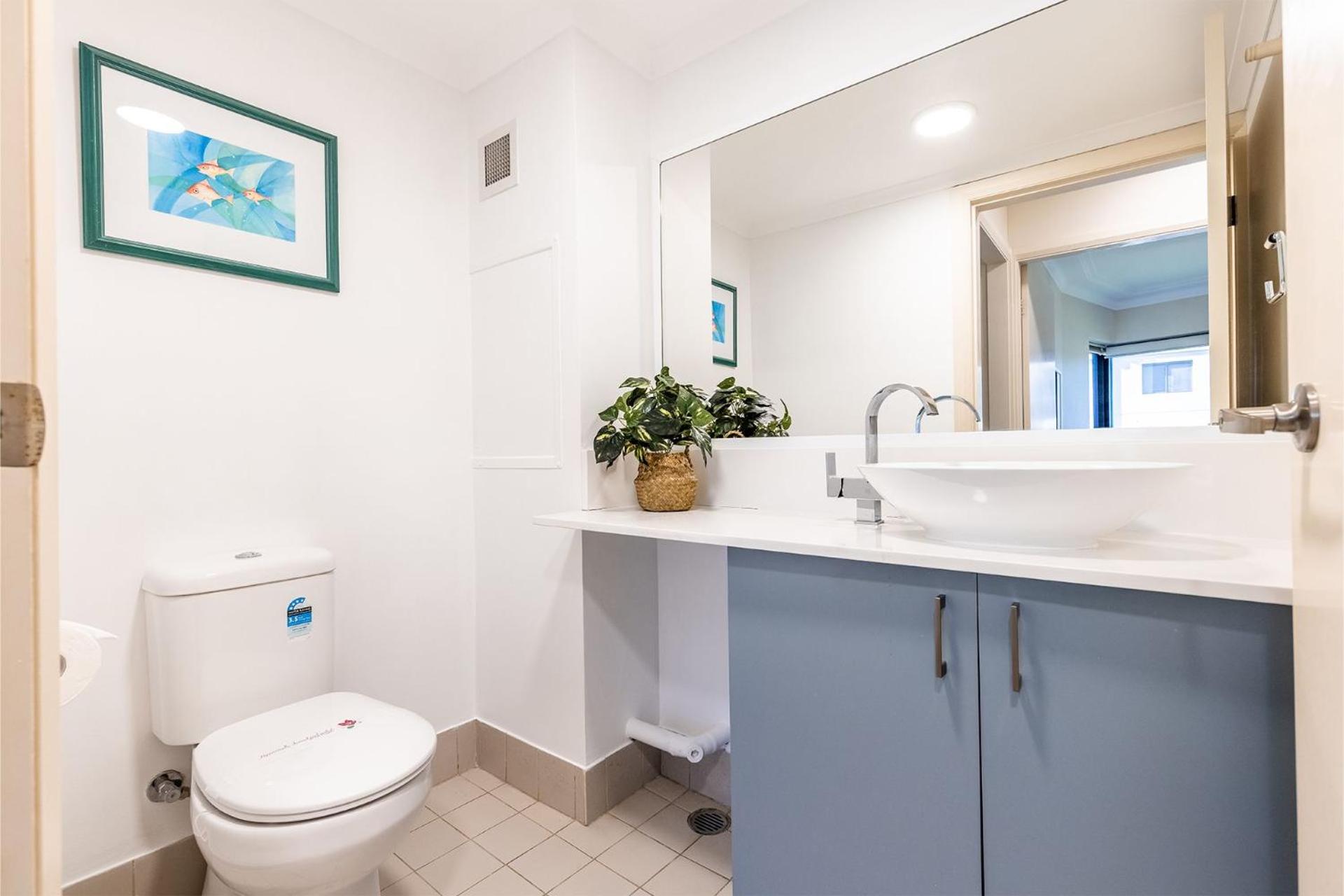 Florentine 13, 11 Columbia Close -fabulous unit with air con, wifi, pool, lift and waterviews