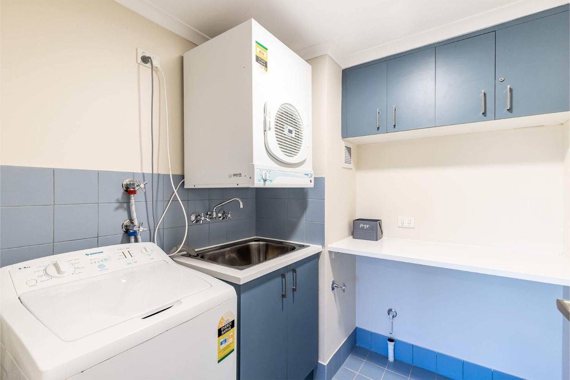 Florentine 13, 11 Columbia Close -fabulous unit with air con, wifi, pool, lift and waterviews