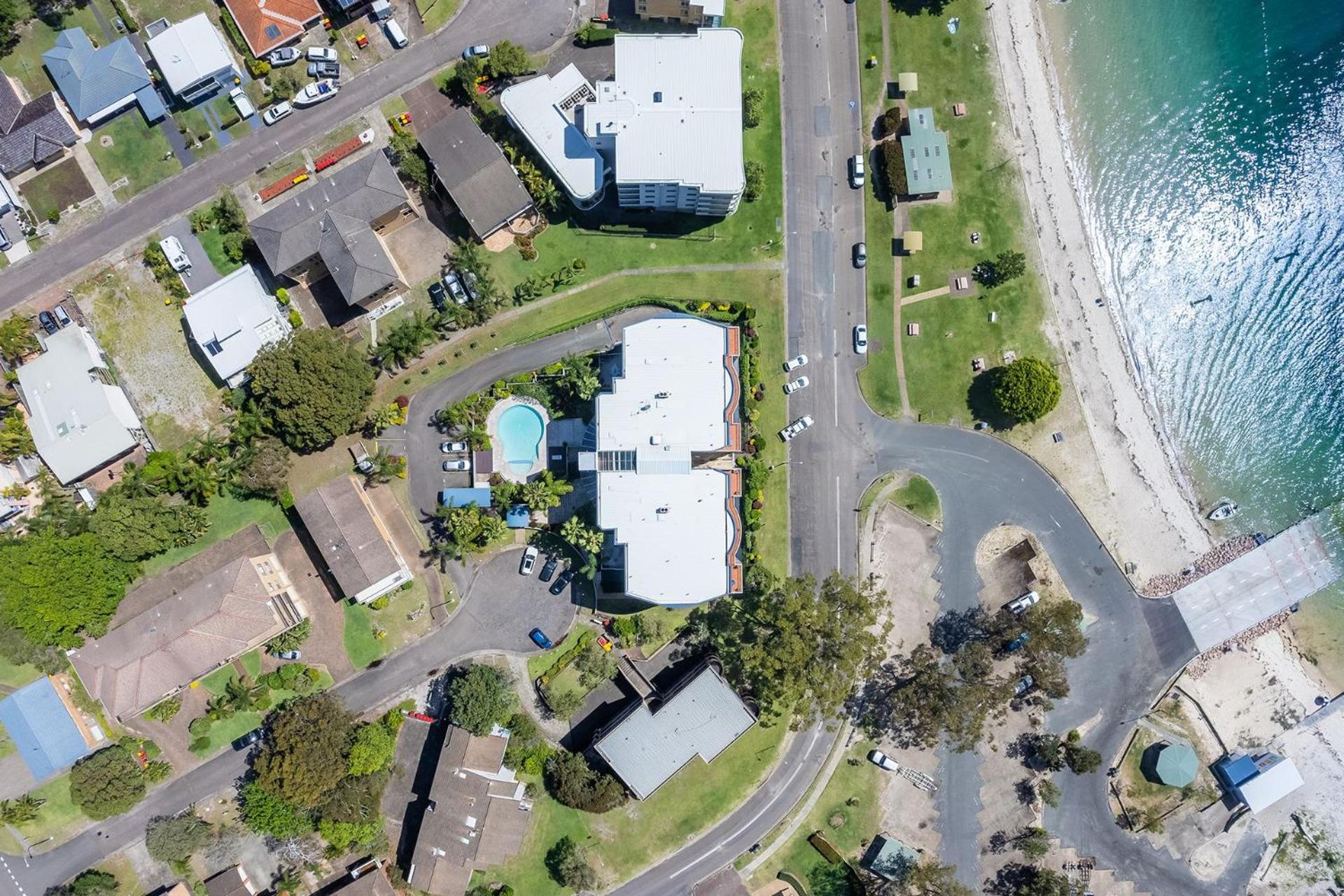 Florentine 13, 11 Columbia Close -fabulous unit with air con, wifi, pool, lift and waterviews
