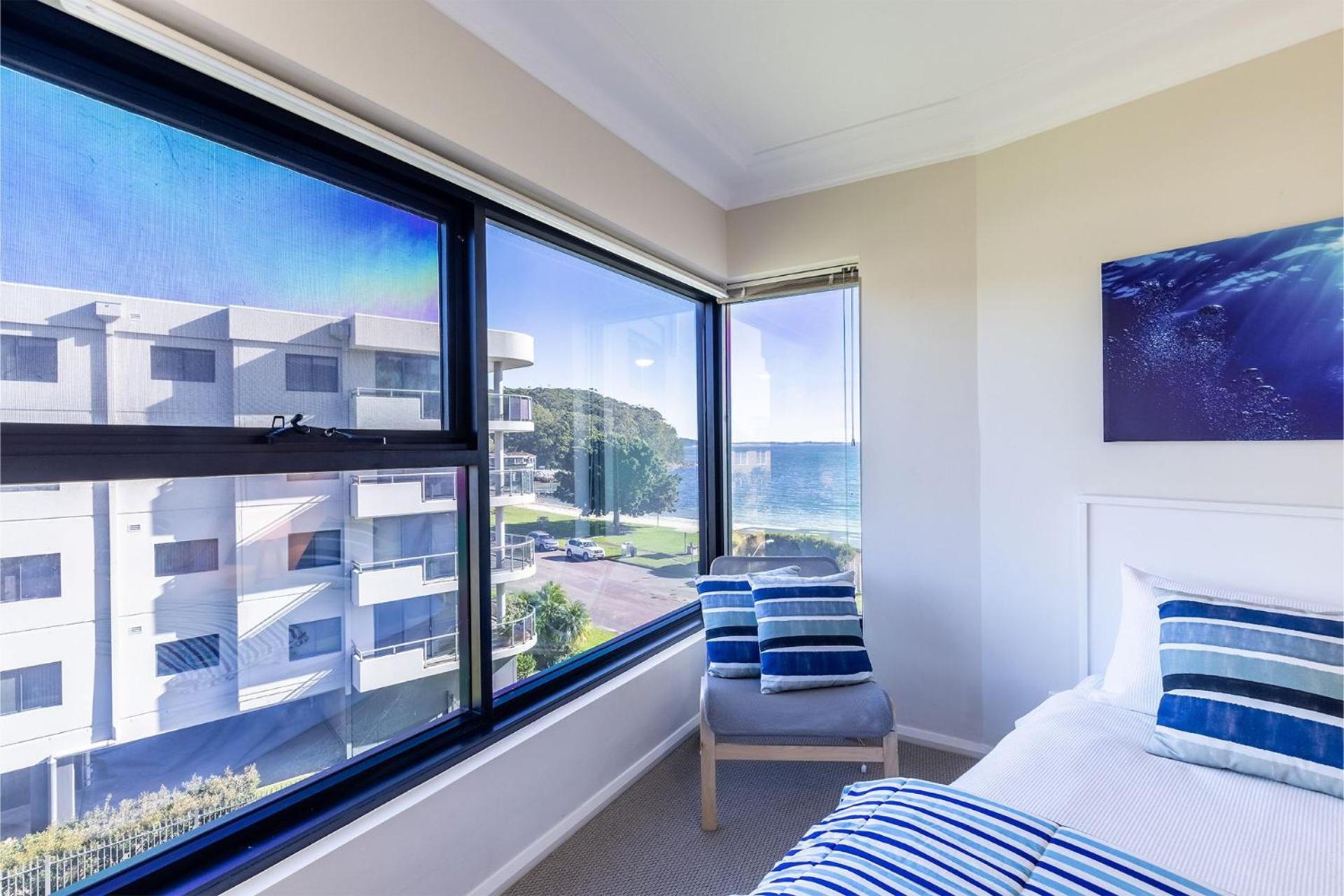 Florentine 13, 11 Columbia Close -fabulous unit with air con, wifi, pool, lift and waterviews