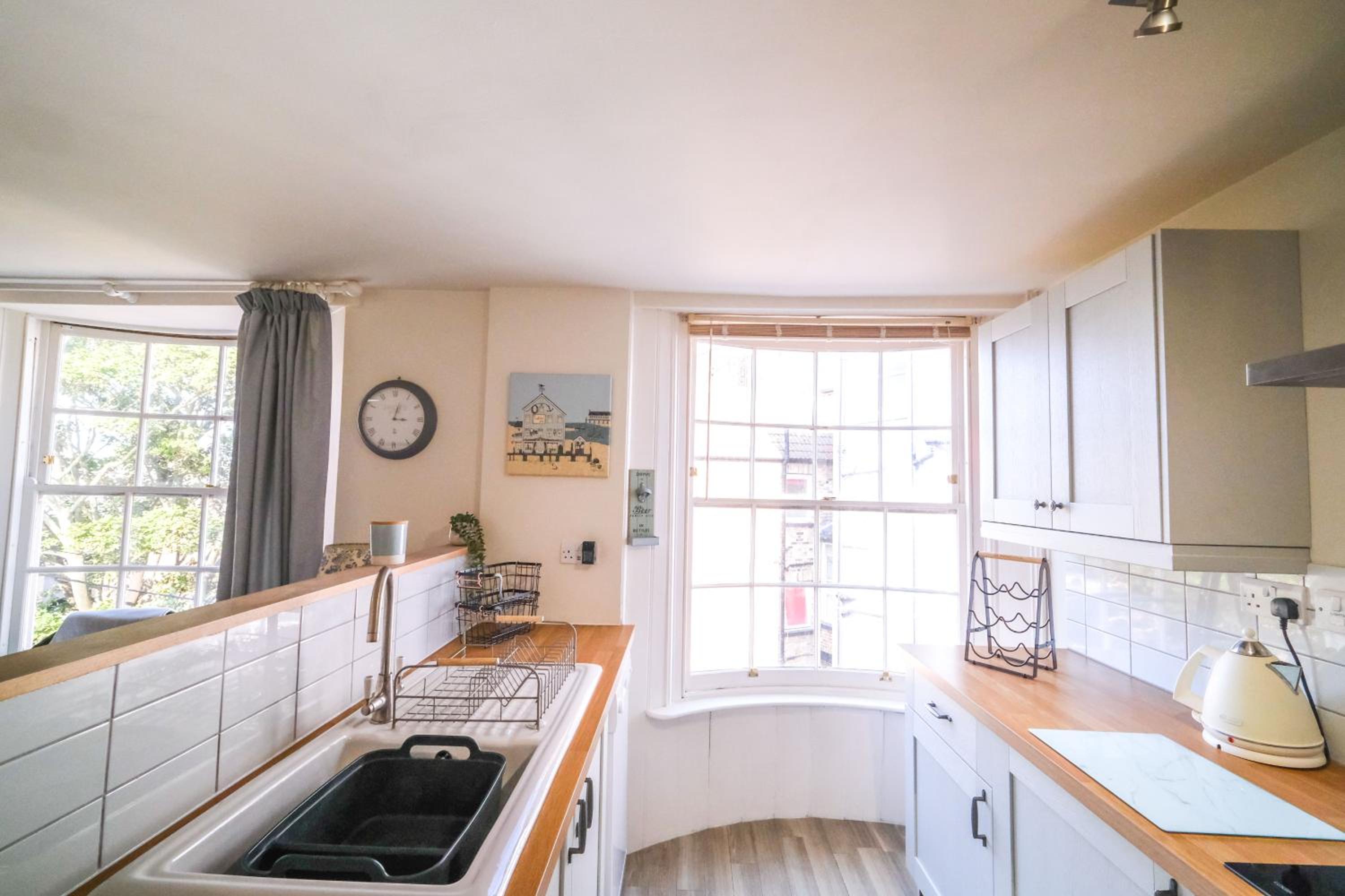 Elizabeth: Charming two bedroom apartment in centre of town