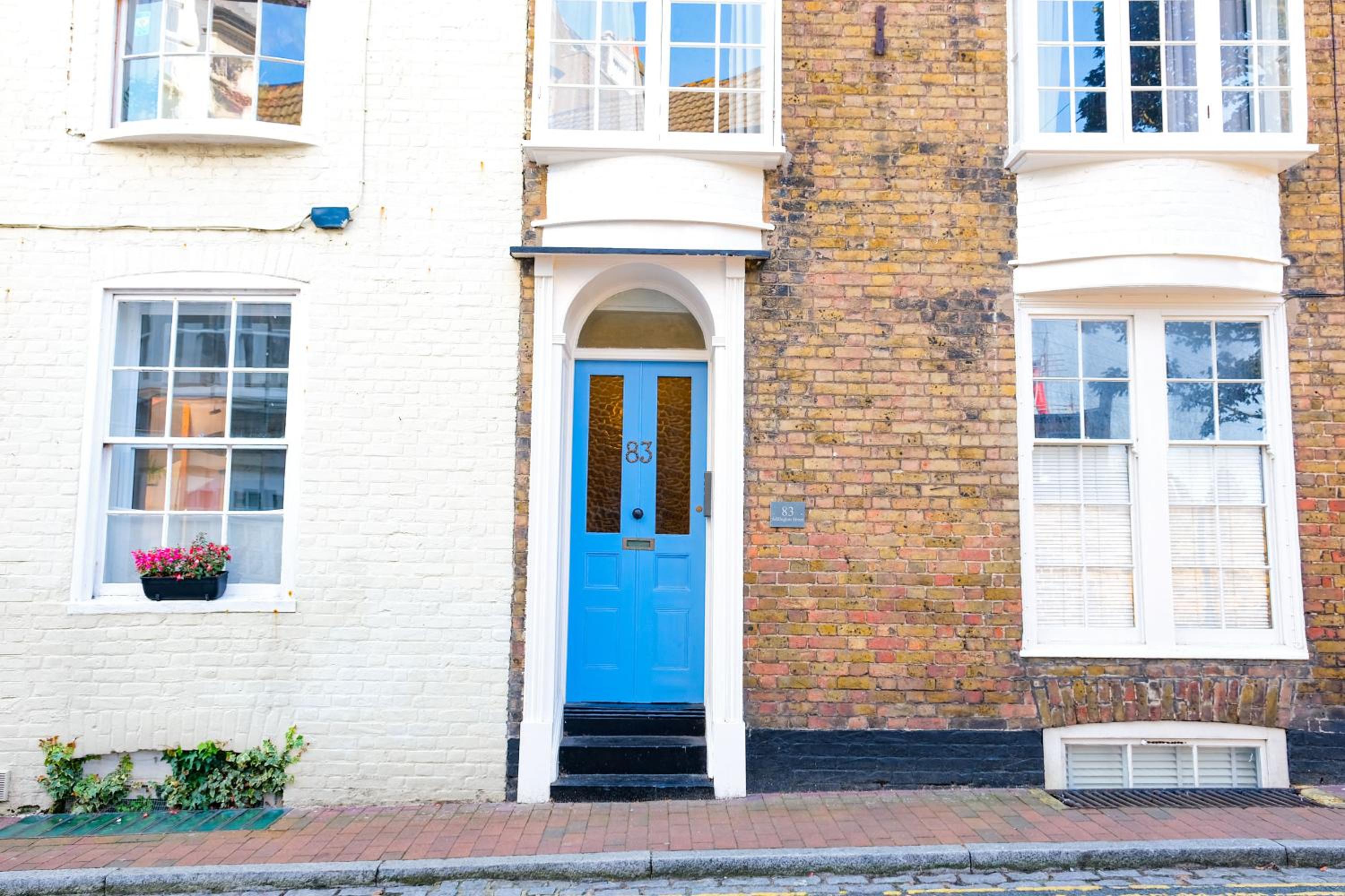 Elizabeth: Charming two bedroom apartment in centre of town