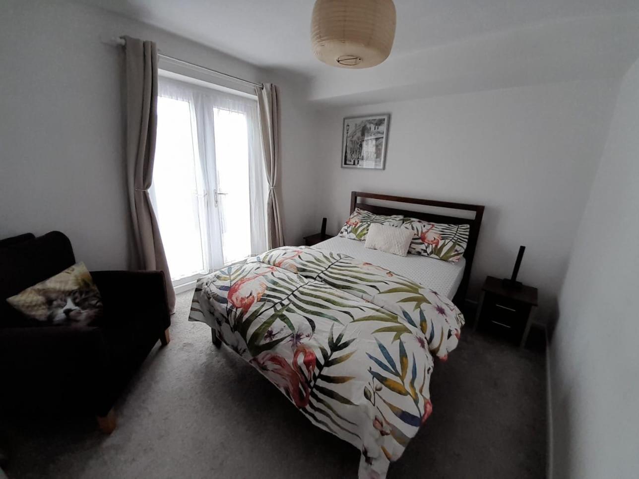 City centre apartment with south facing patio, 10 minutes walk to the harbour view 2