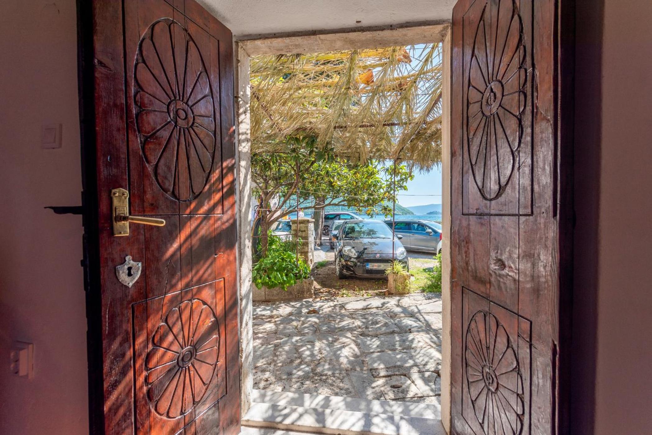 Charming Bohemian house in Perast