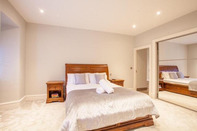 Stylish 2 Bedroom Apartment In Park Circus, West End view 3