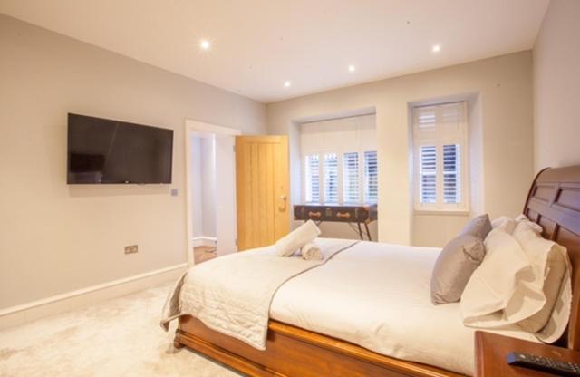 Stylish 2 Bedroom Apartment In Park Circus, West End view 4