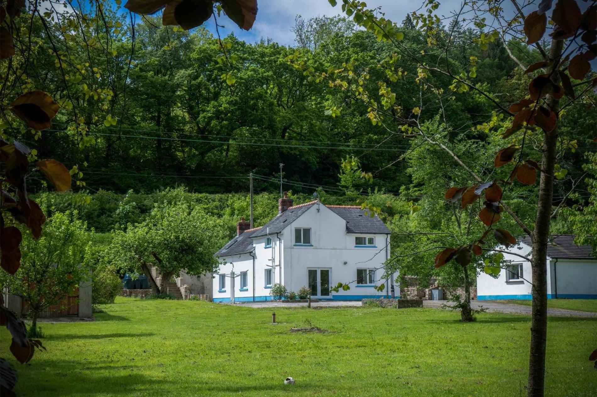 Tucking Mill - 3 Bedroom Holiday Home - Stepaside view 2