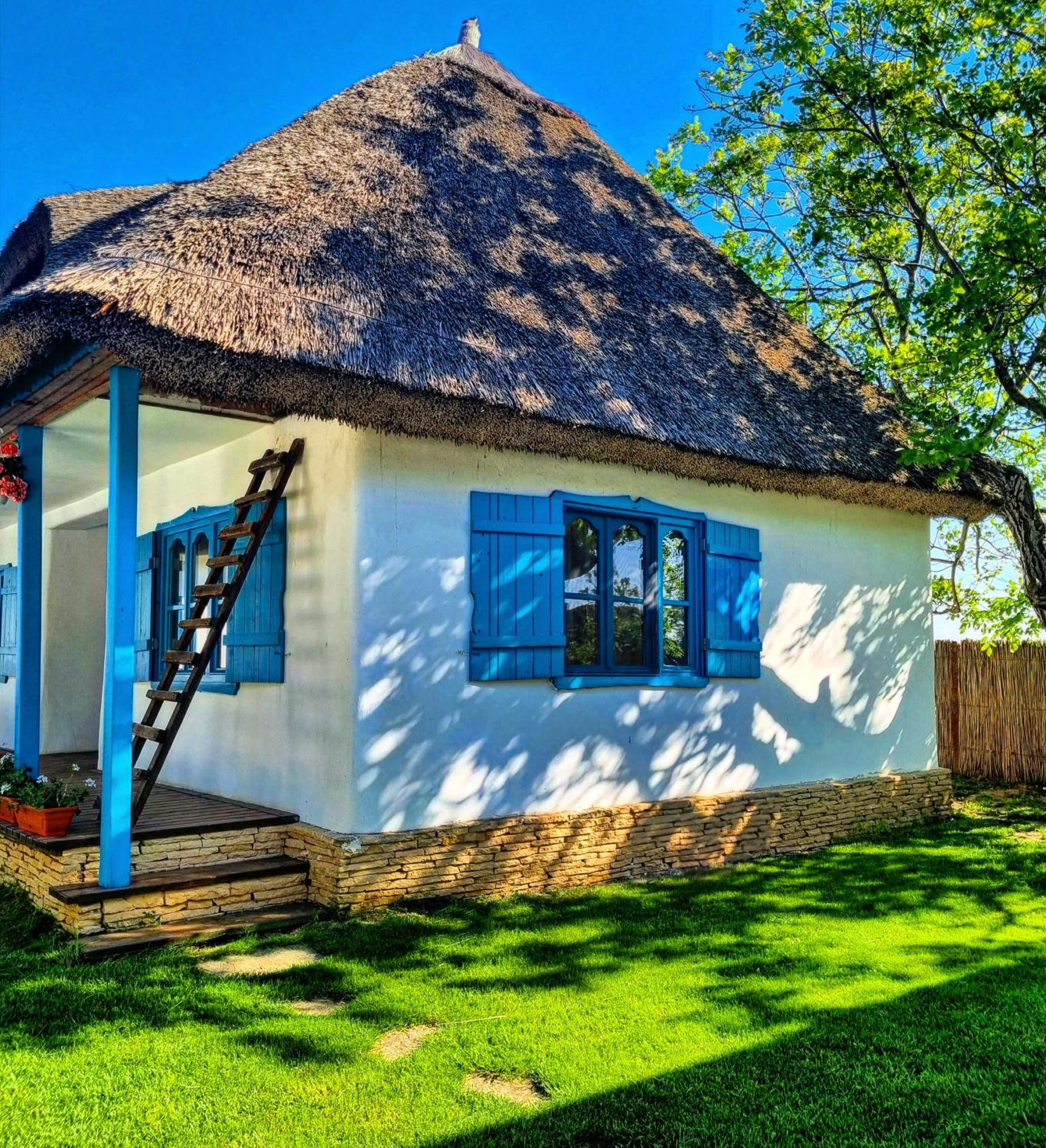 5 Chirpici - Small Traditional Resort view 4