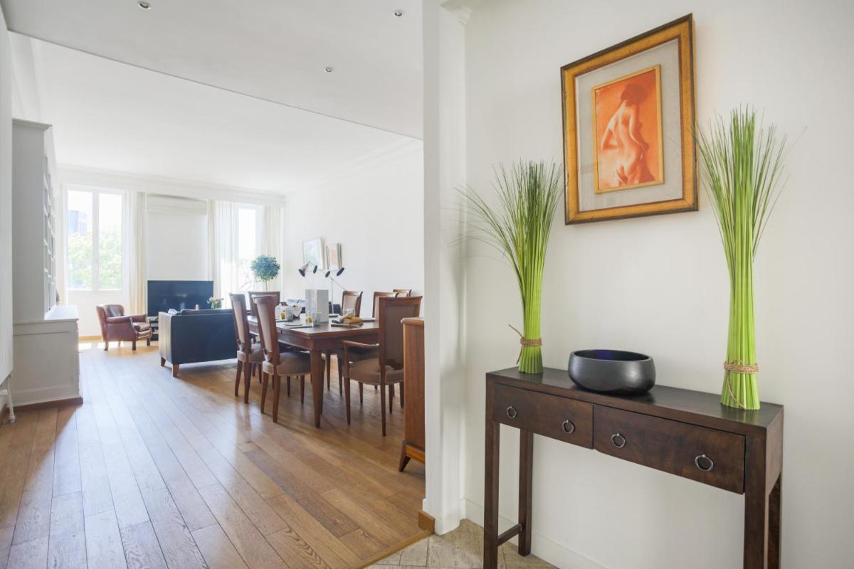 3 BDRM flat overlooking Palais des Festivals and Old Port photo 4