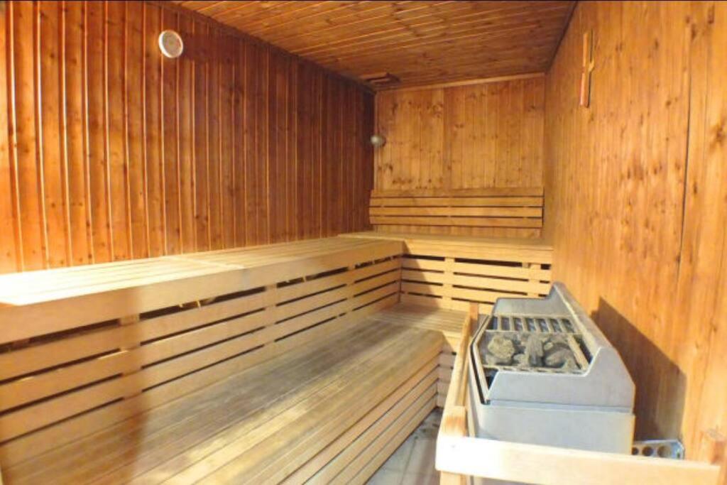 LUXURY APARTMENT, SAUNA, GYM, 24hrs Concierge view 3