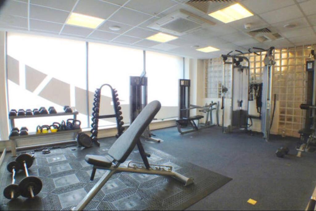 LUXURY APARTMENT, SAUNA, GYM, 24hrs Concierge view 4
