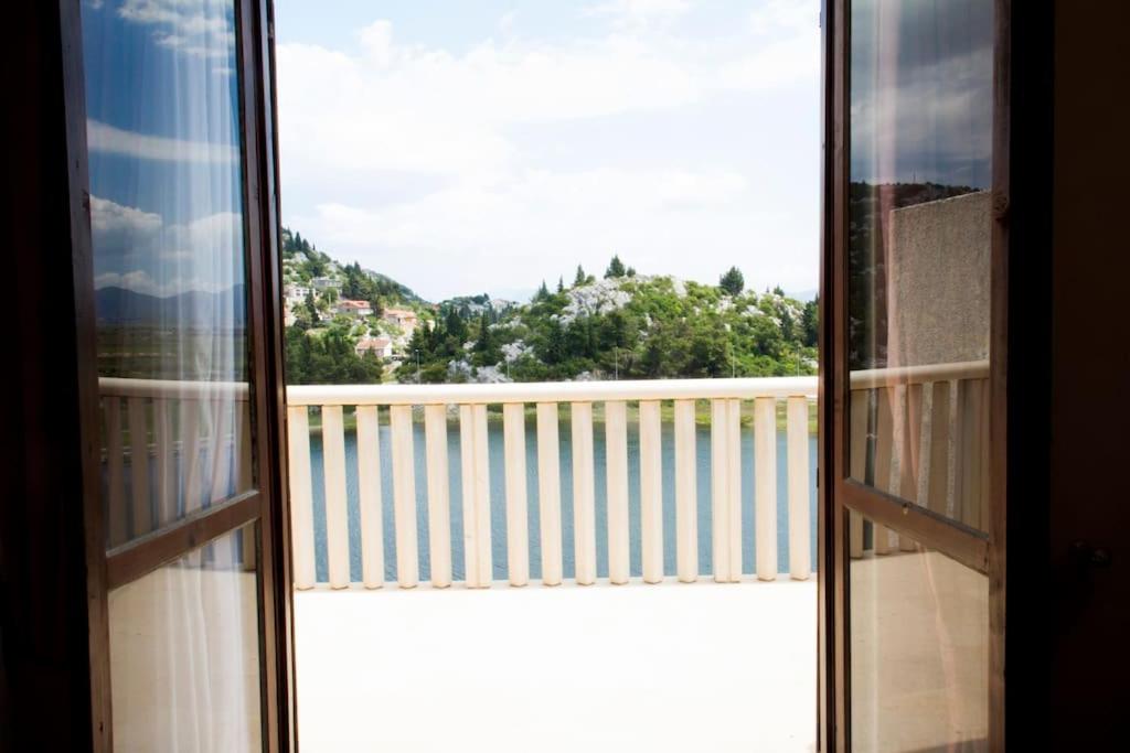 Comfortable and beautiful apartment view 4