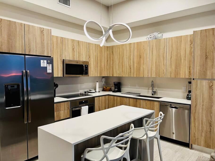 BRAND NEW TOP FLOOR IN THE HEART OF MIAMI