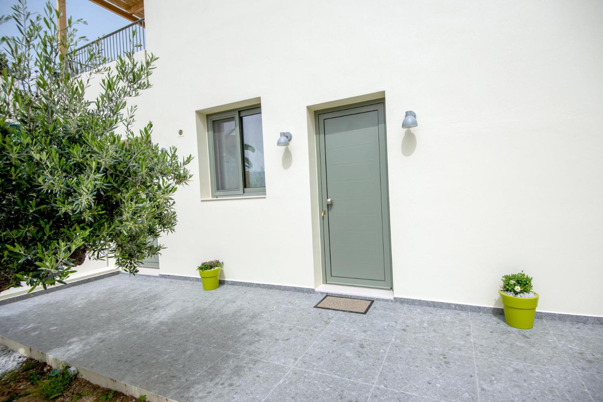 Thèros garden view 3
