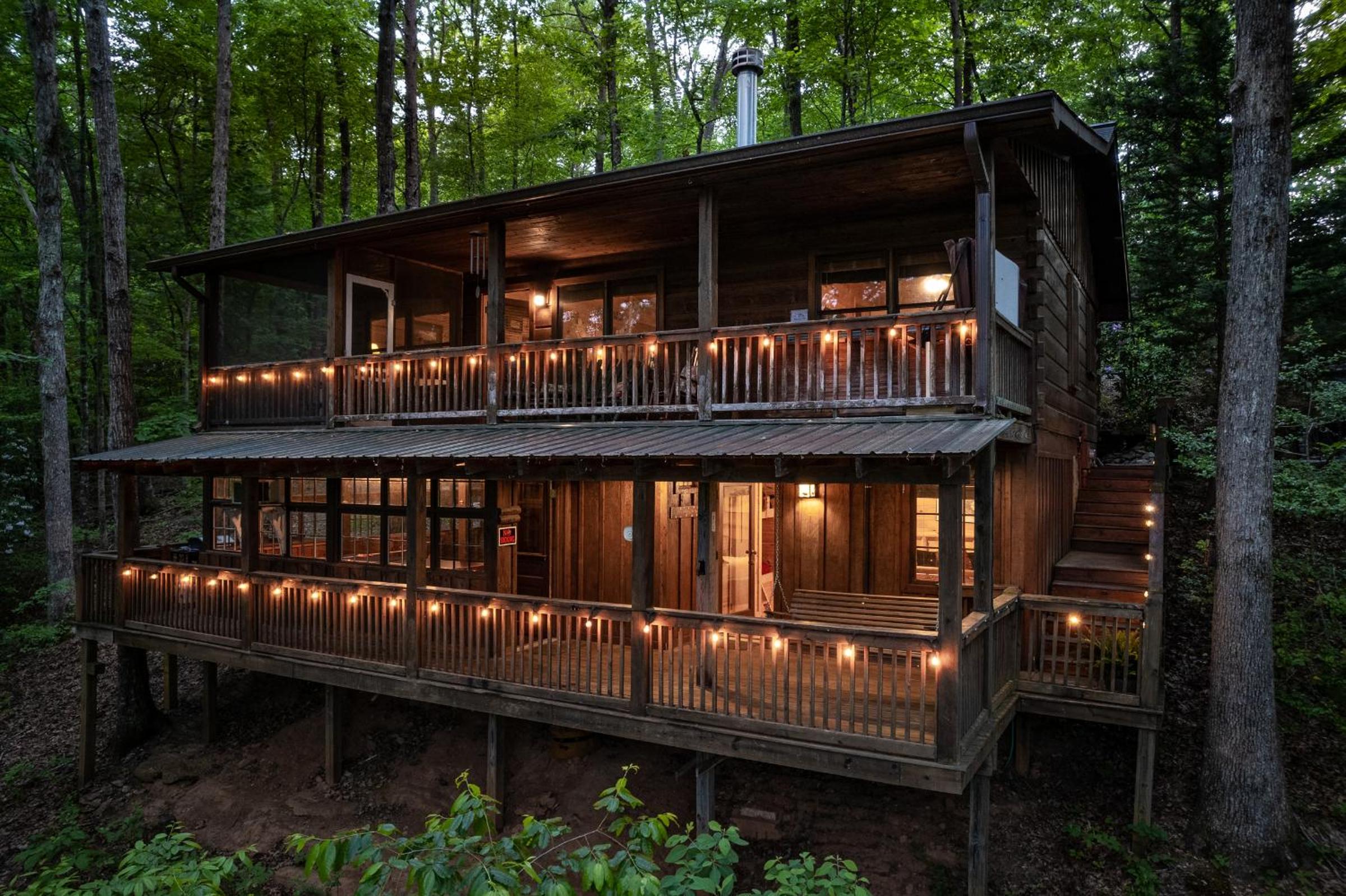 Hotel Secluded Sunrise Ridge-10 Min From Blue Ridge, King Beds, Hot Tub, 2 Porches, Fireplace Wood Burning, Mountain View, Cozy
