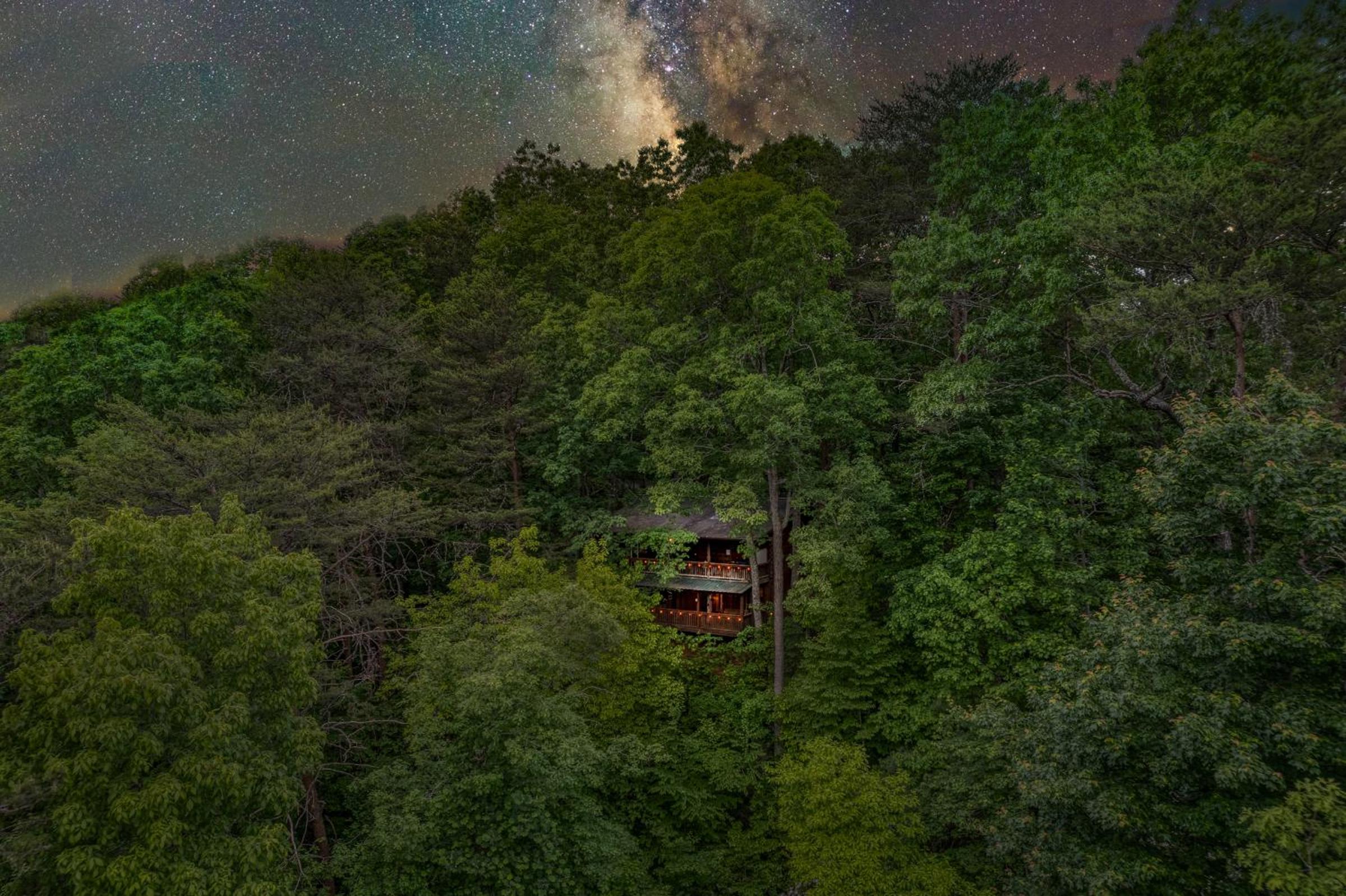 Secluded Sunrise Ridge-10 Min From Blue Ridge, King Beds, Hot Tub, 2 Porches, Fireplace Wood Burning, Mountain View, Cozy view 2