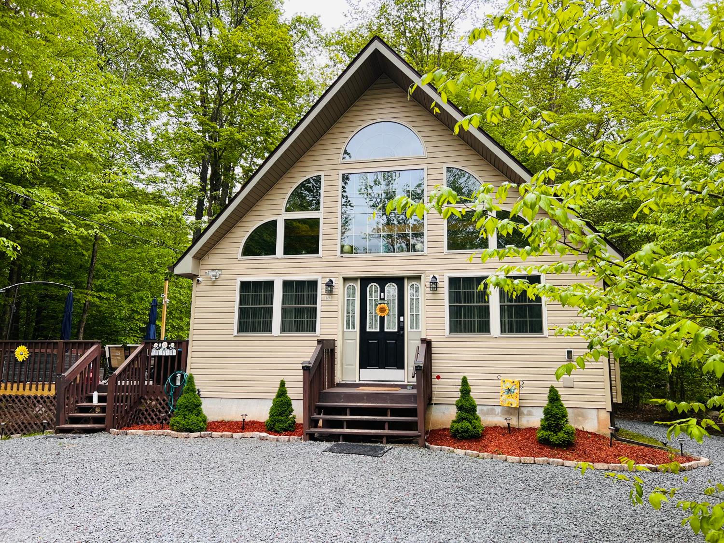 Nature Escape Resort With Large Private Deck, Hot Tub, BBQ Grills, at Arrowhead Lake with 3 Pools, 4 Beaches at the Lakes and MORE view 3