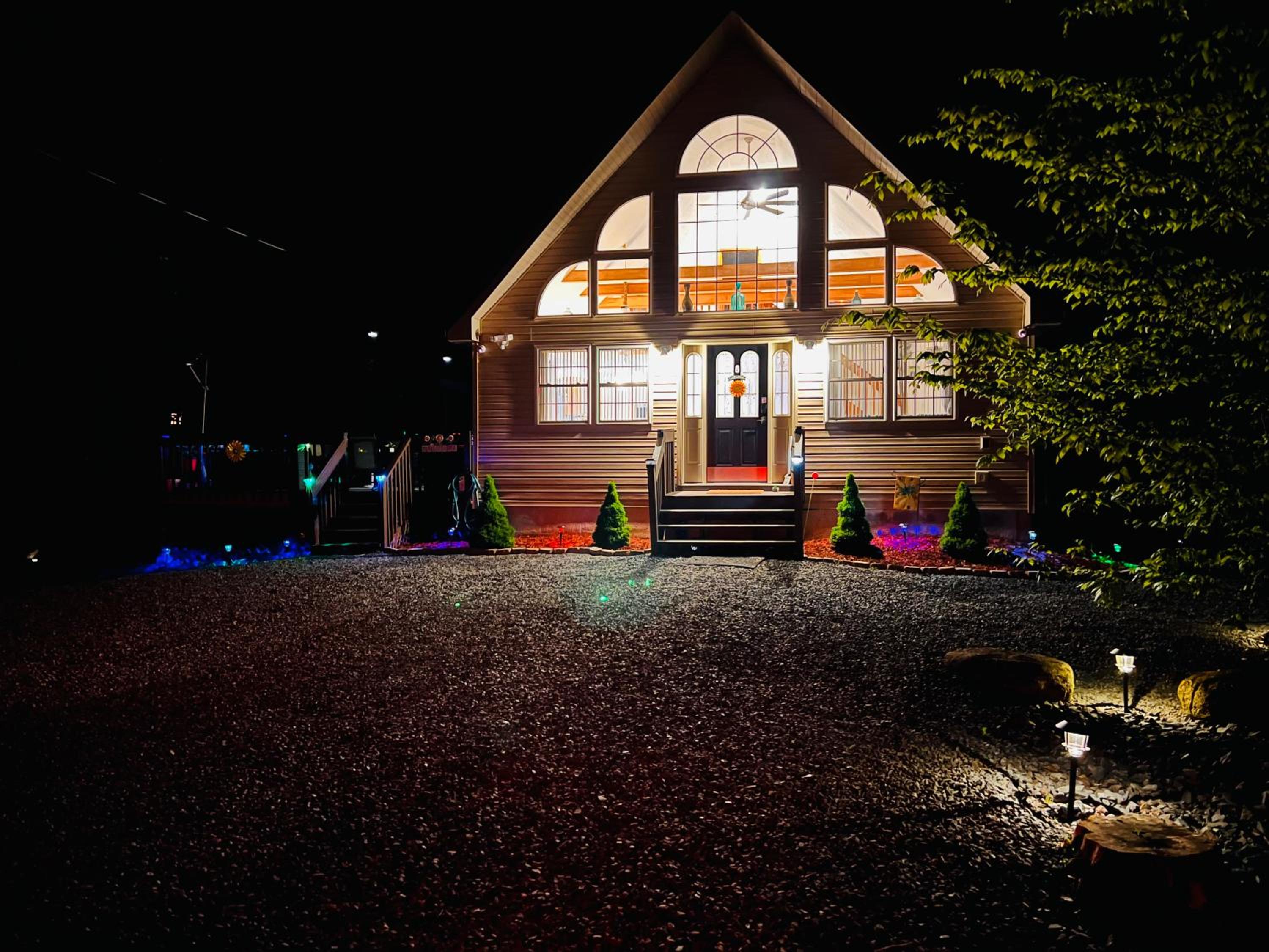 Nature Escape Resort With Large Private Deck, Hot Tub, BBQ Grills, at Arrowhead Lake with 3 Pools, 4 Beaches at the Lakes and MORE view 4