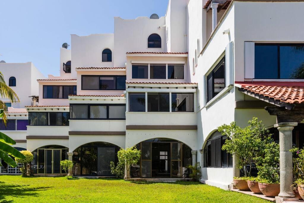 Mexican Lagoon front Villa by CASA PARAISO