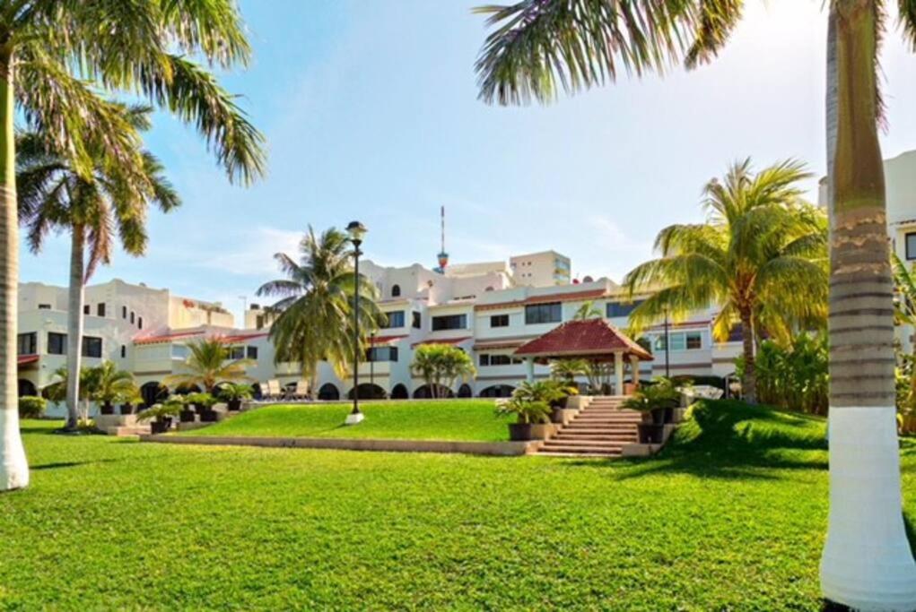 Mexican Lagoon front Villa by CASA PARAISO
