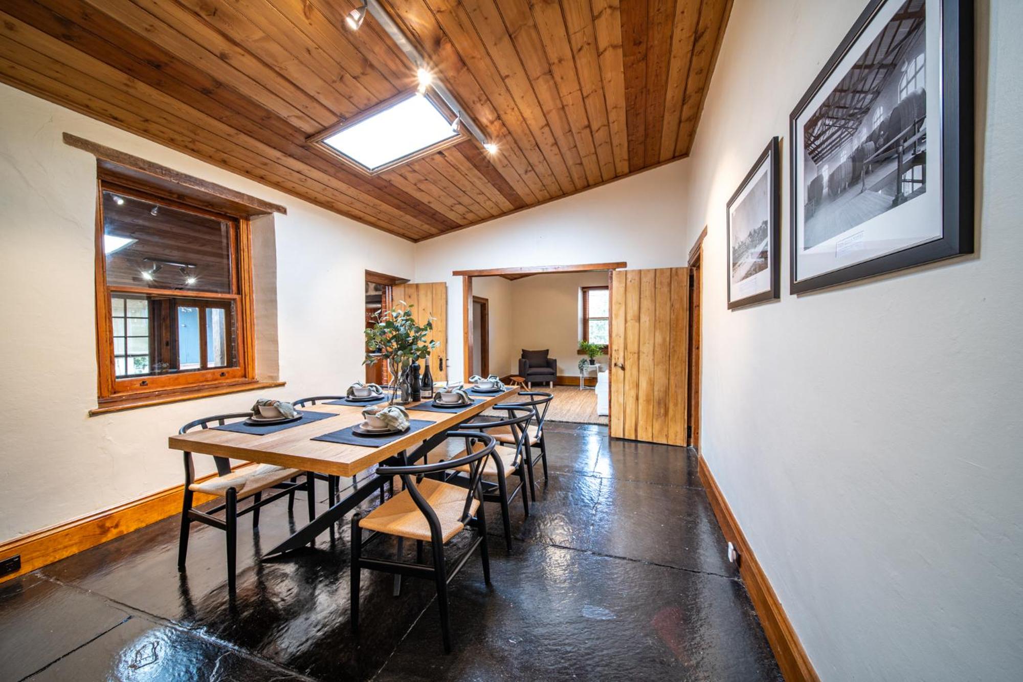 Secret Garden - Luxury Cottage - Giant 85inch TV