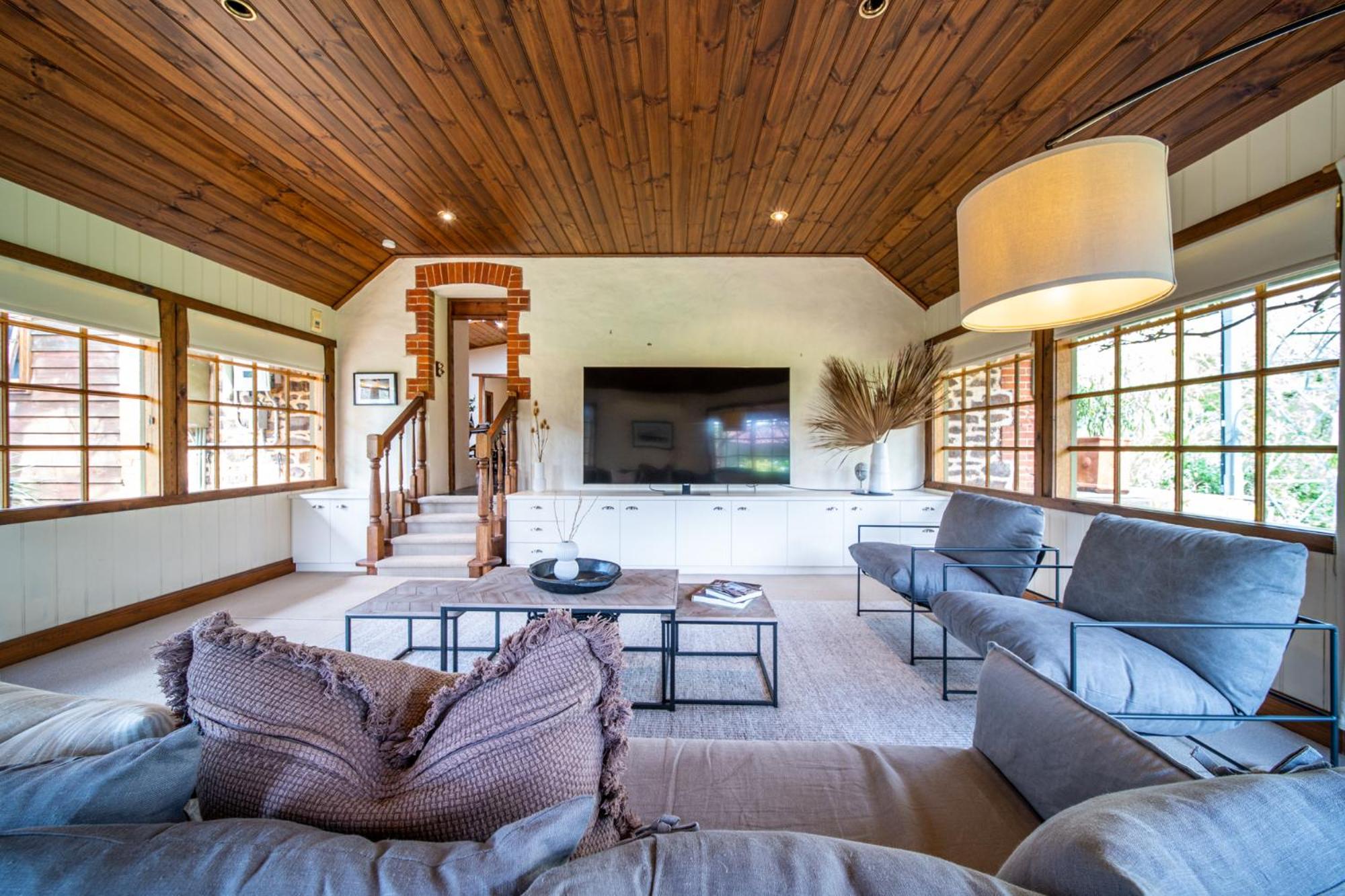 Secret Garden - Luxury Cottage - Giant 85inch TV