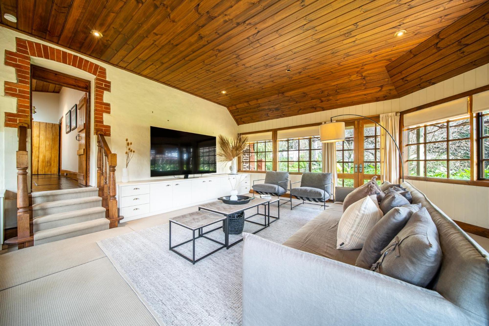 Secret Garden - Luxury Cottage - Giant 85inch TV