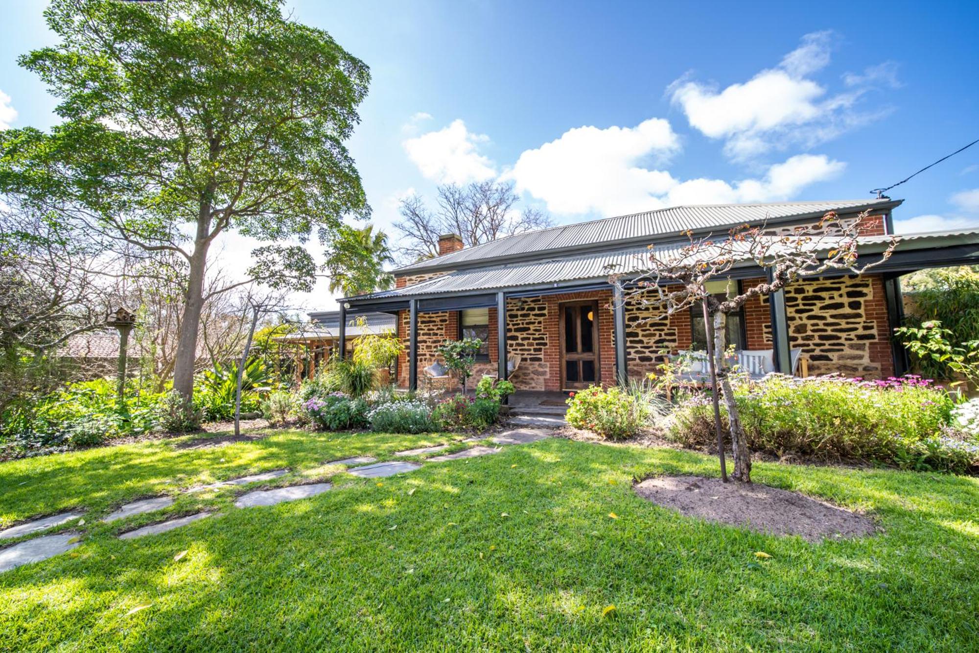 Secret Garden - Luxury Cottage - Giant 85inch TV