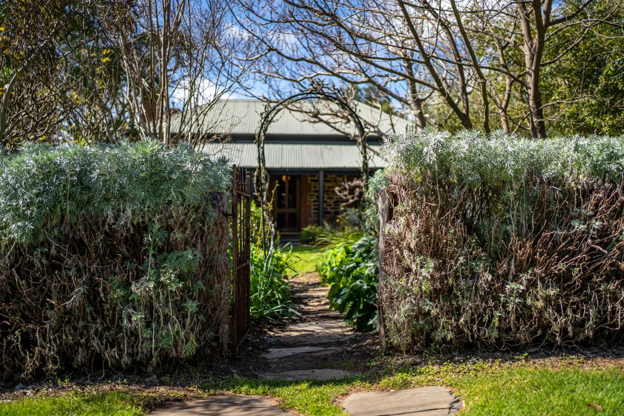 Secret Garden - Luxury Cottage - Giant 85inch TV