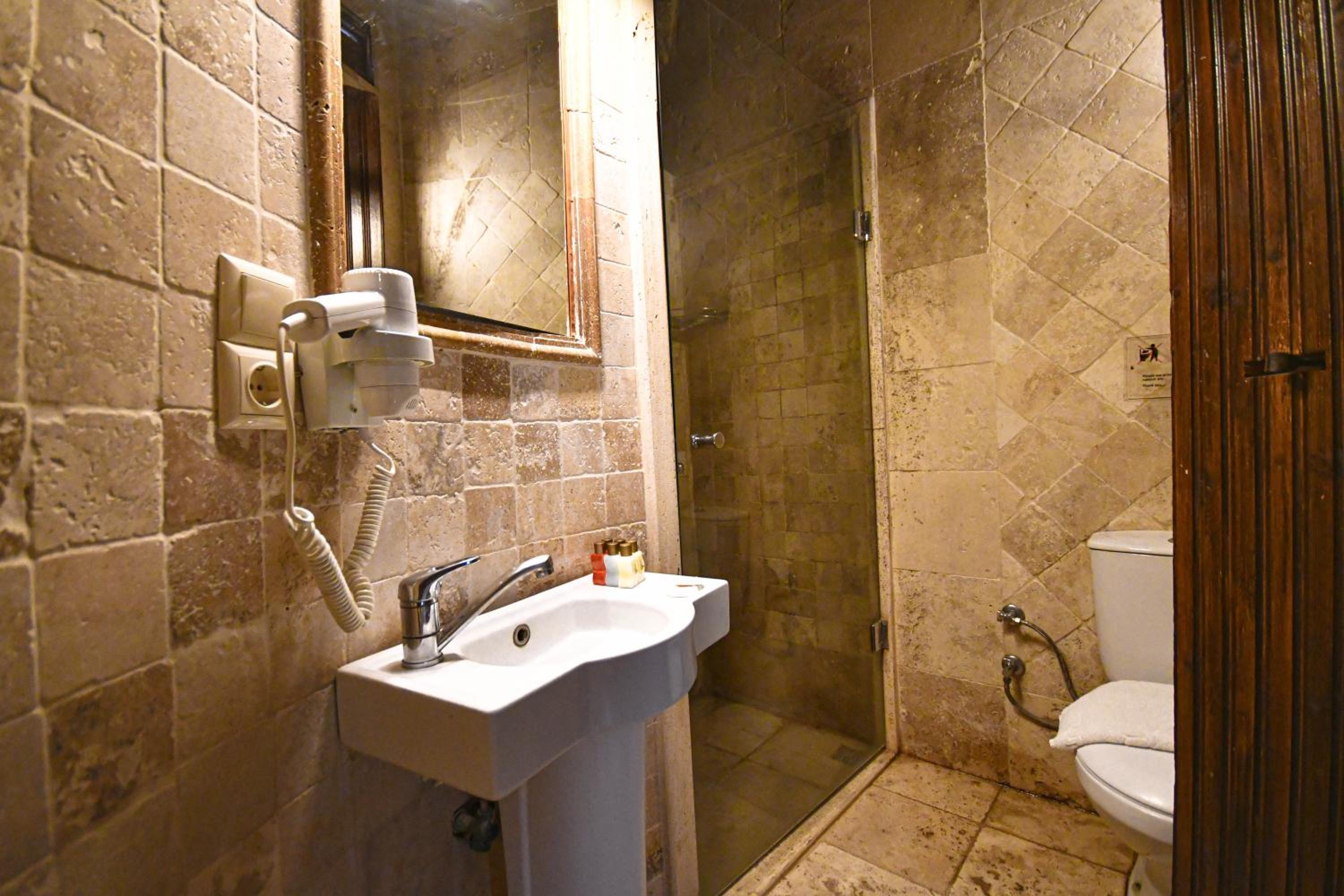 Shoestring Cave House - Image 146