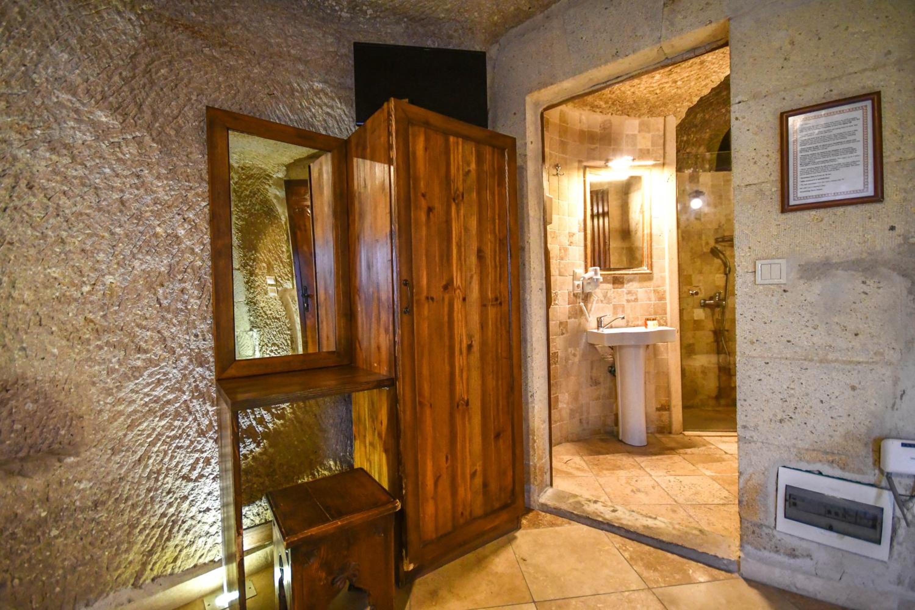 Shoestring Cave House - Image 35