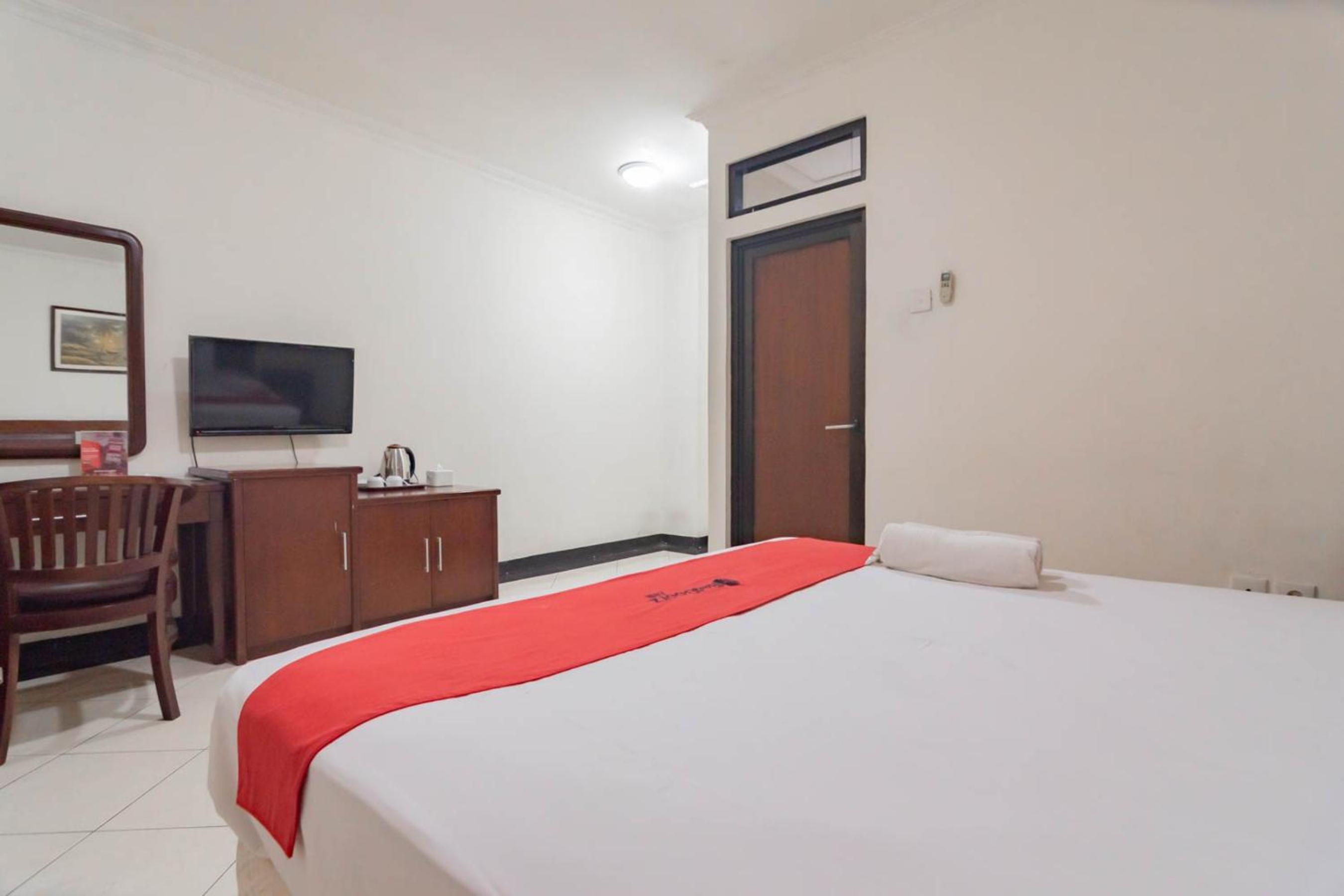 RedDoorz Plus at Buah Batu