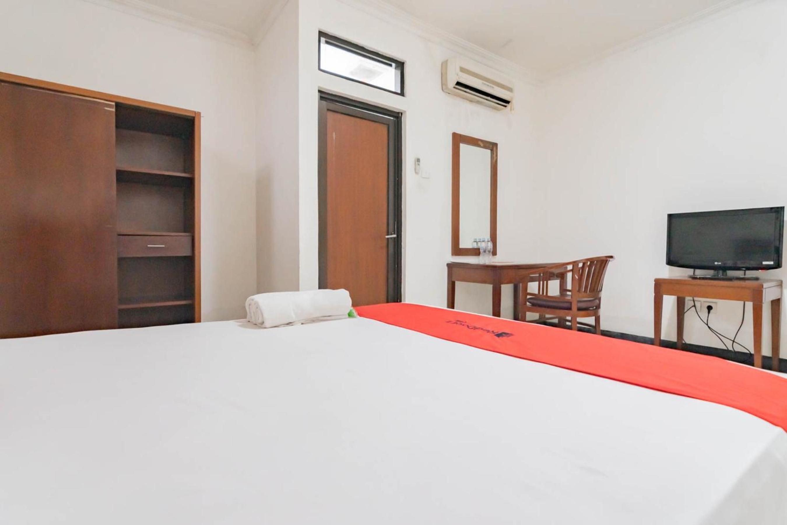 RedDoorz Plus at Buah Batu