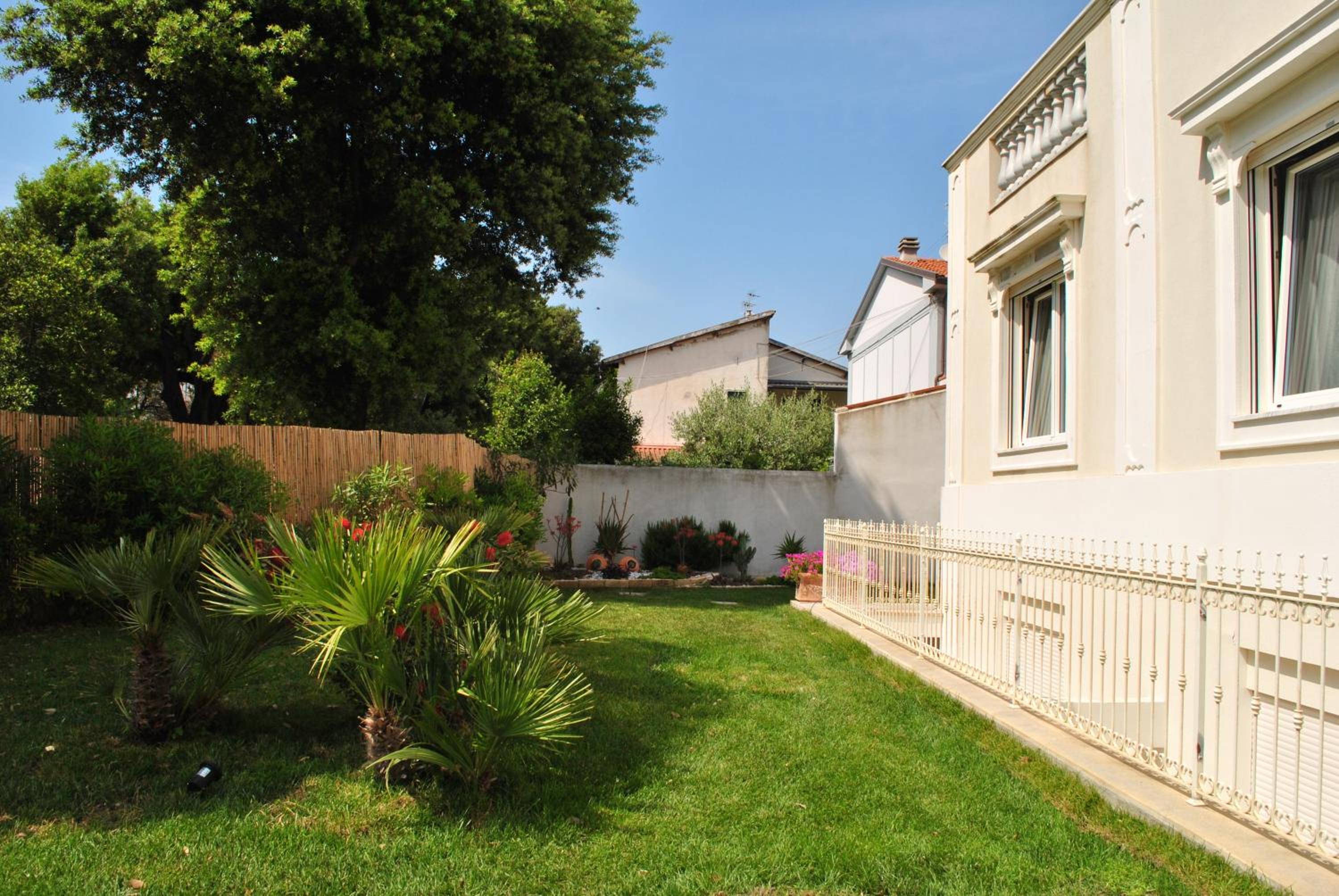 Villa Bianca a few steps by the sea with exclusive garden & jacuzzi view 4