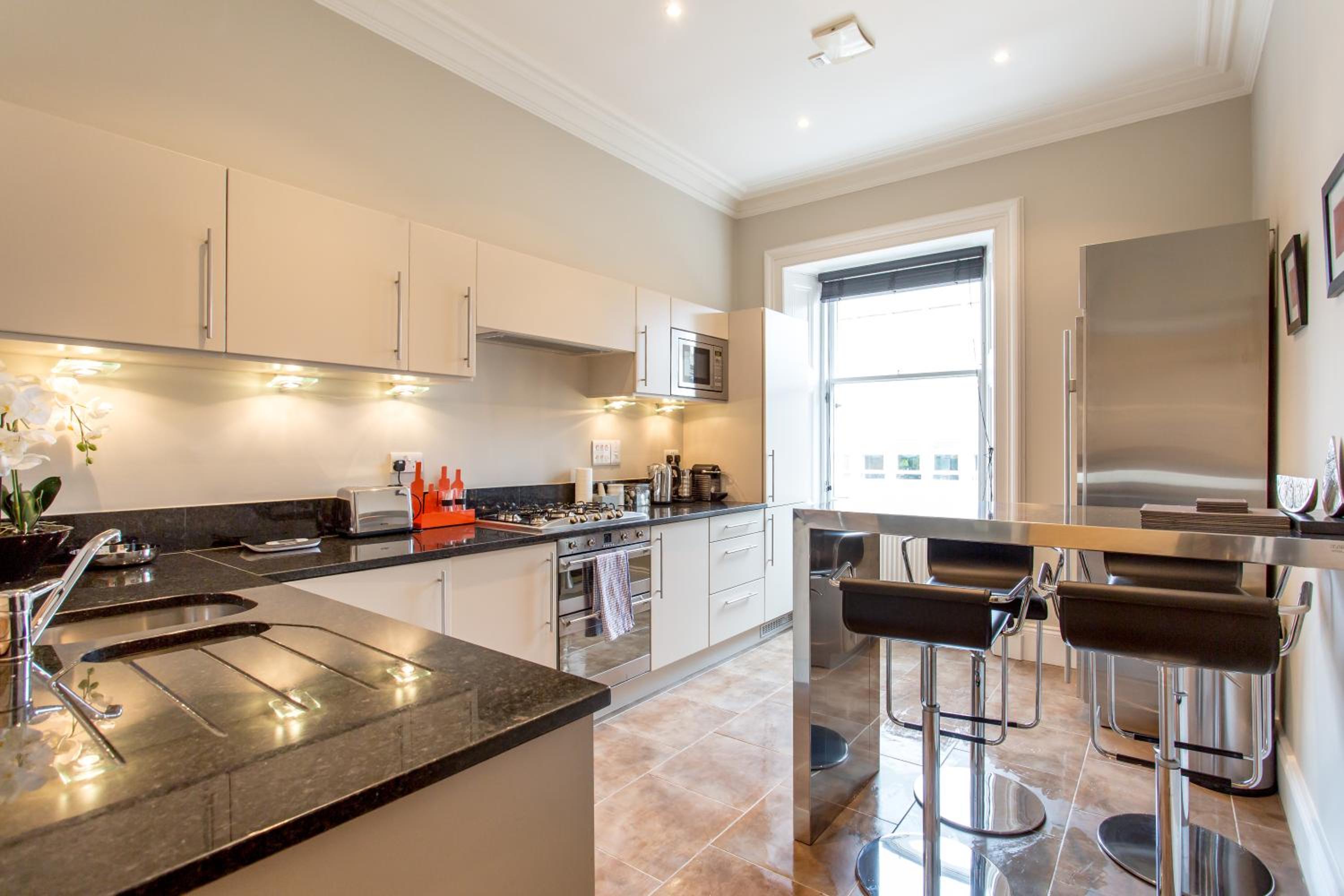 Exclusive 2 Bed, Free Private Parking, in West End view 5