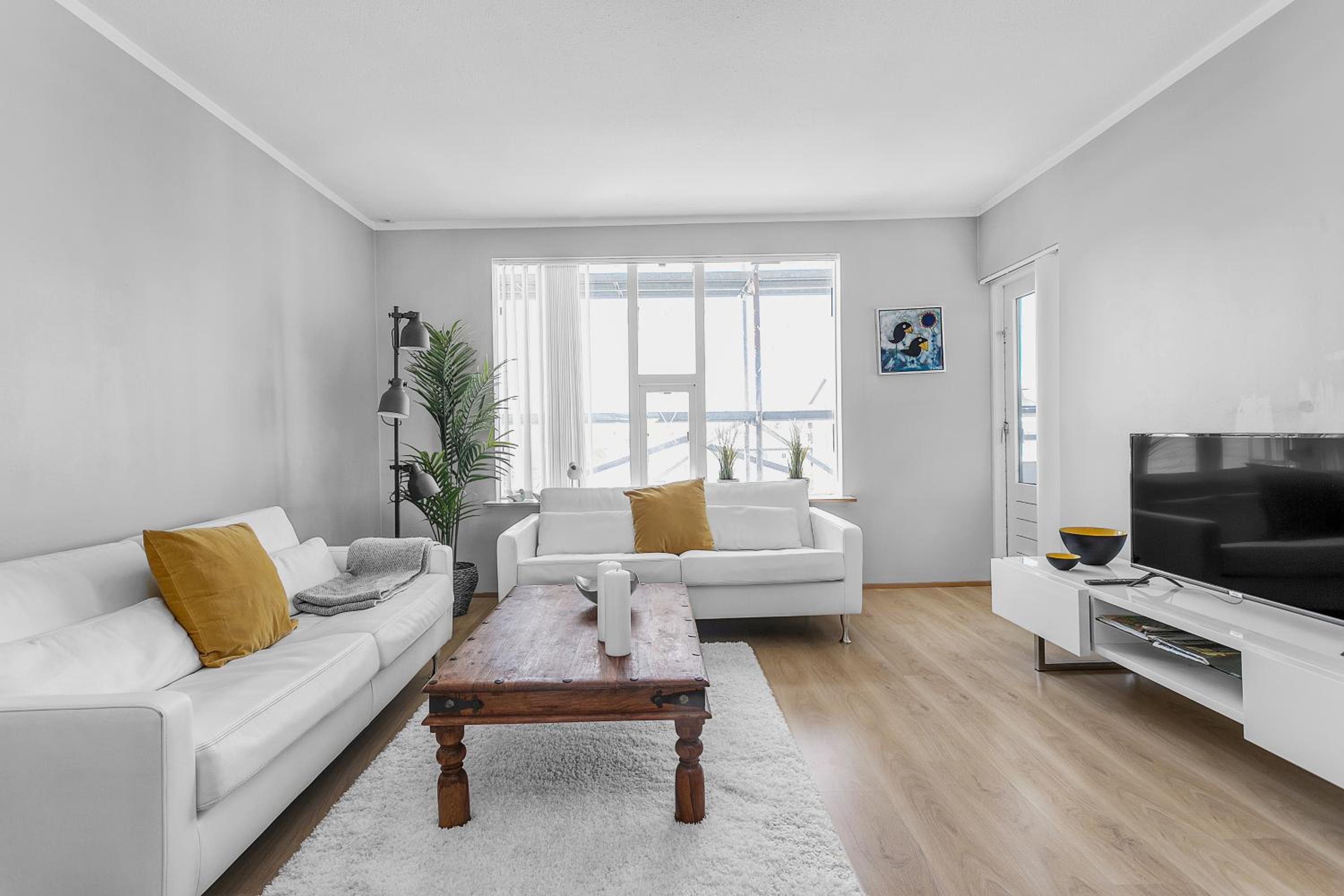 Charming, 2 Bedroom Seaside Apartment view 3