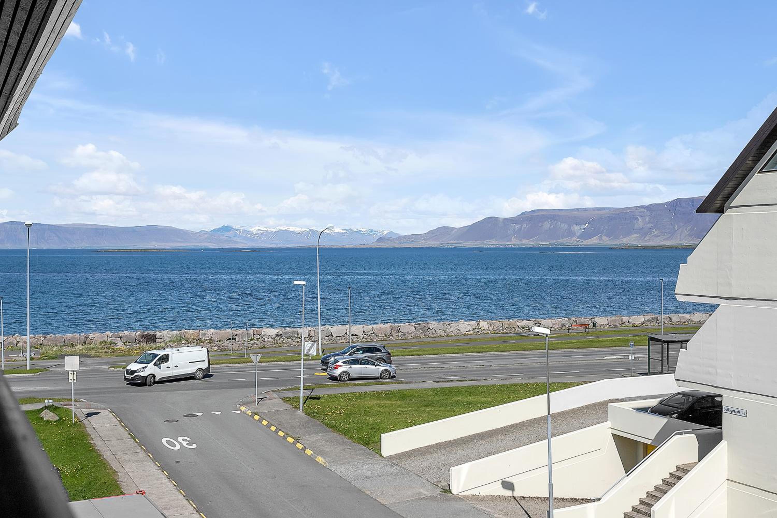 Charming, 2 Bedroom Seaside Apartment view 2