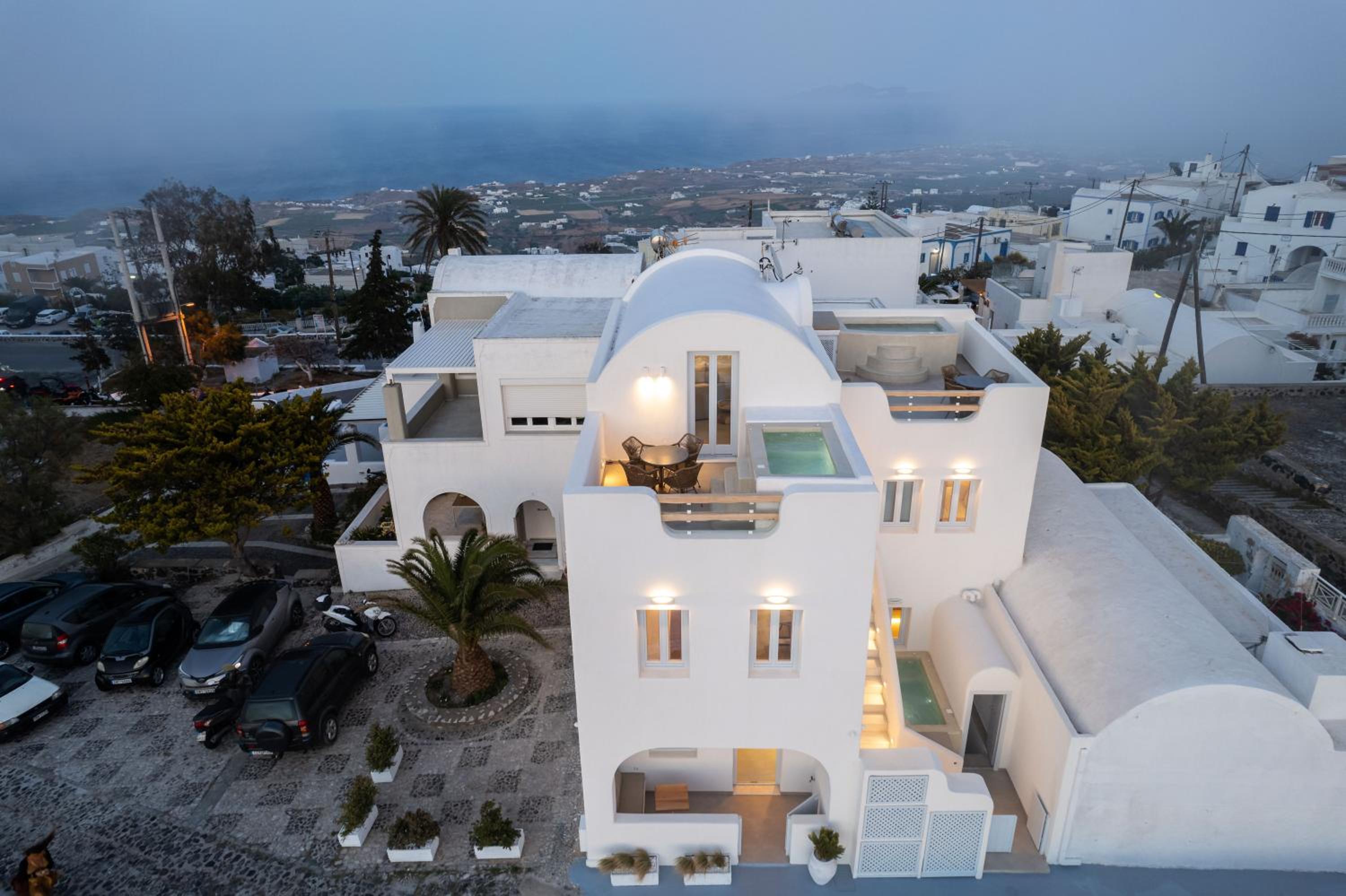 Airth Santorini Suites