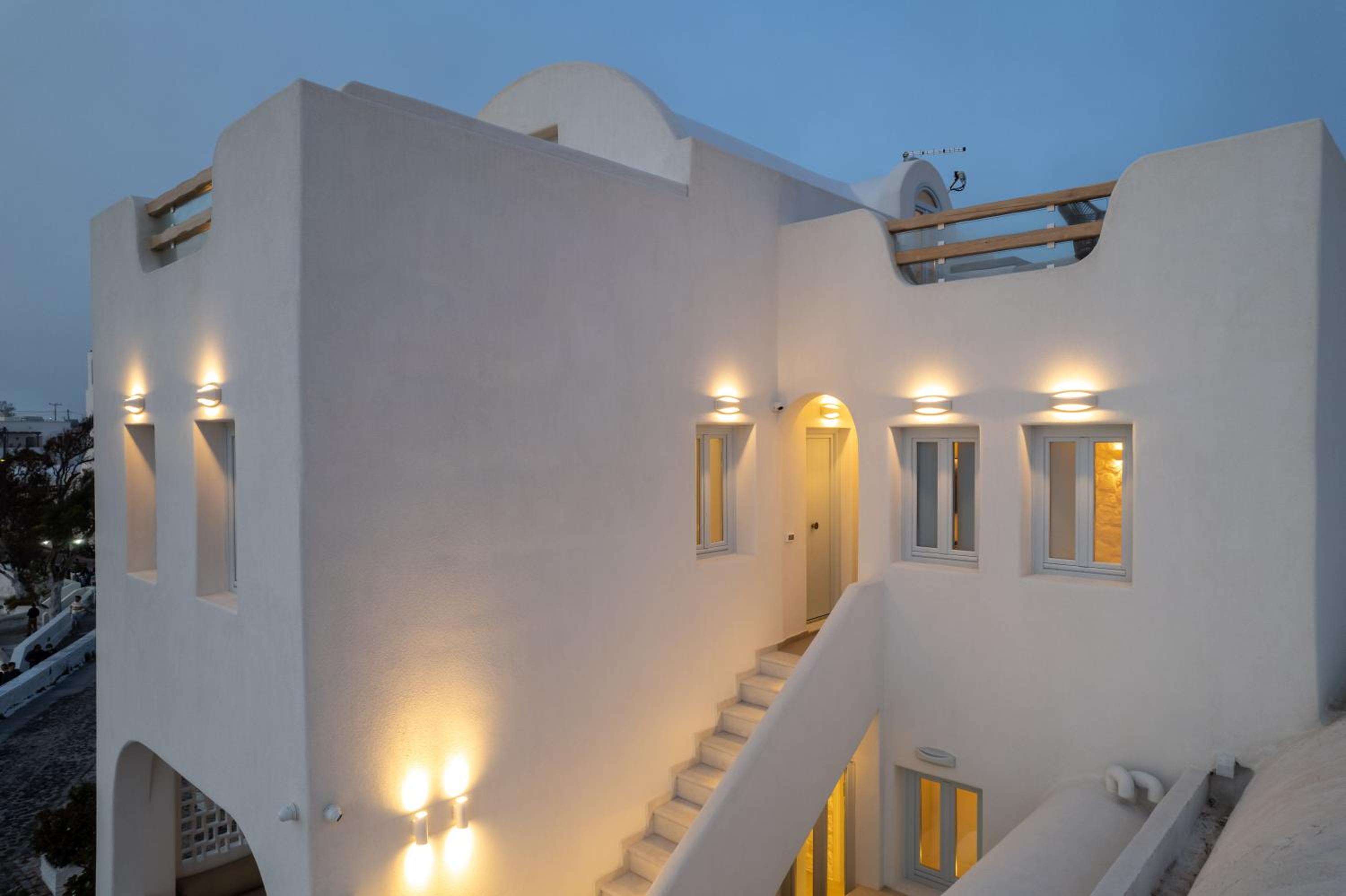 Airth Santorini Suites