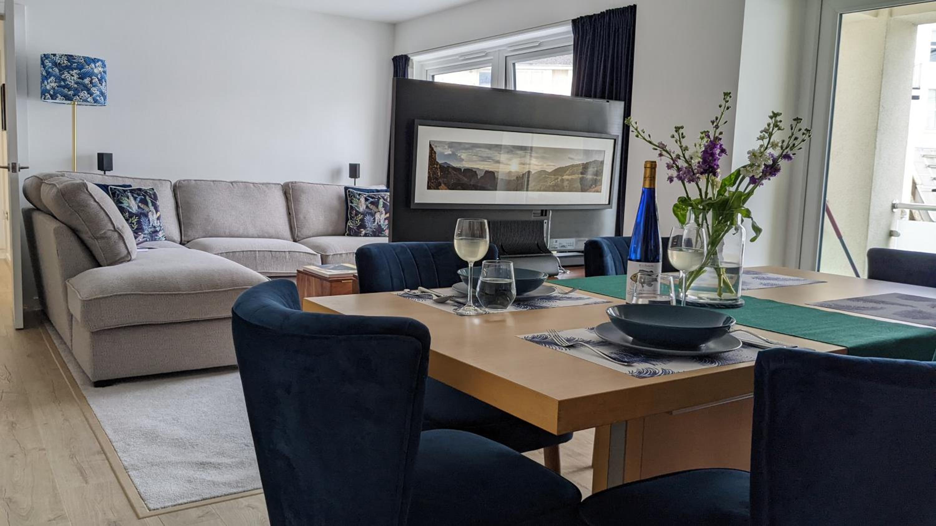 Brand new large flat by the sea with free parking view 4