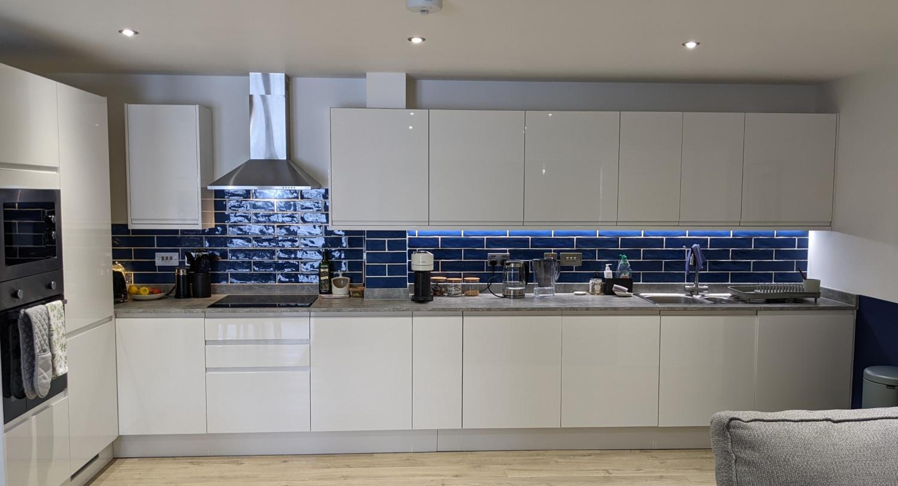Brand new large flat by the sea with free parking view 5