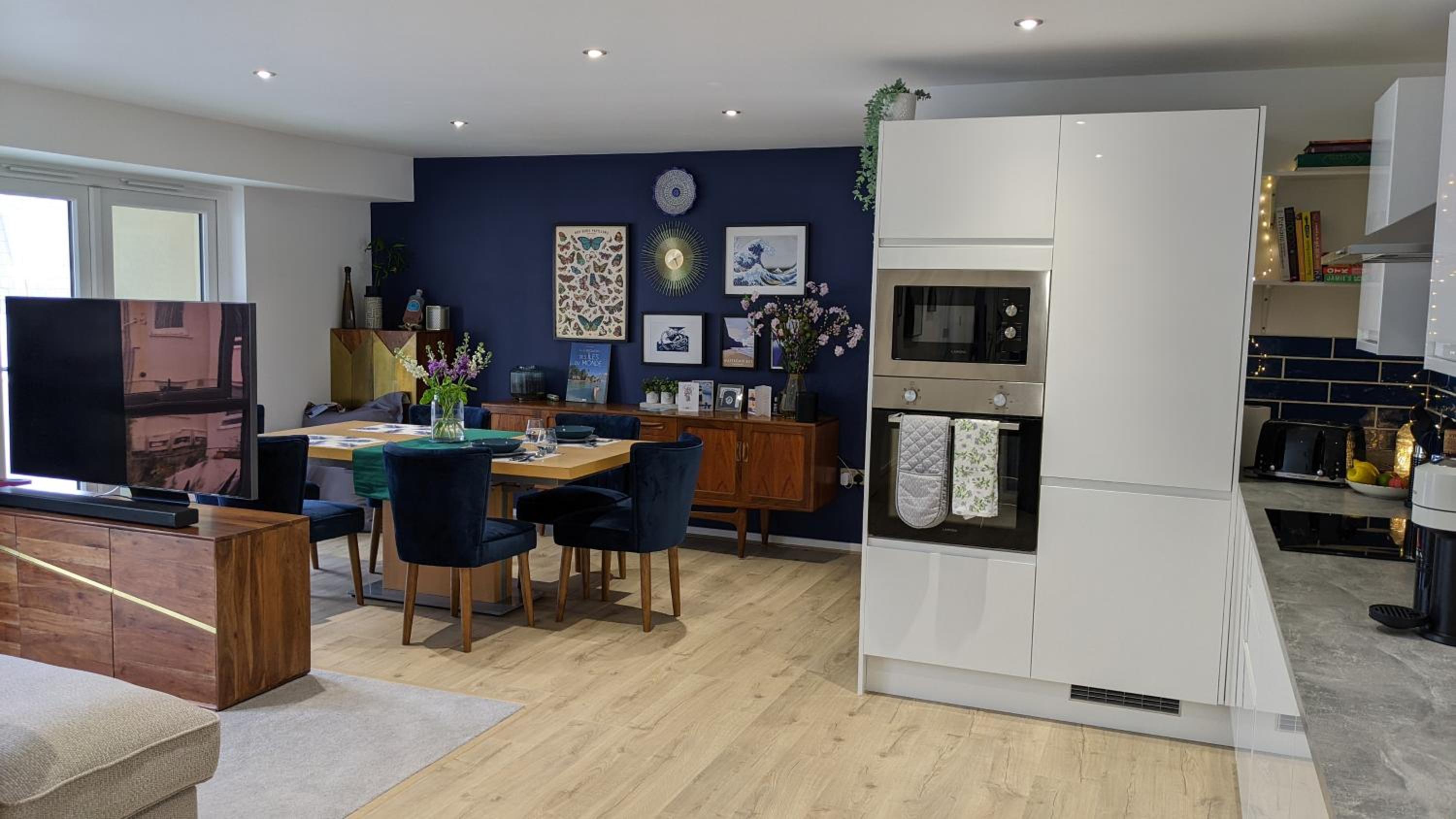 Brand new large flat by the sea with free parking view 3