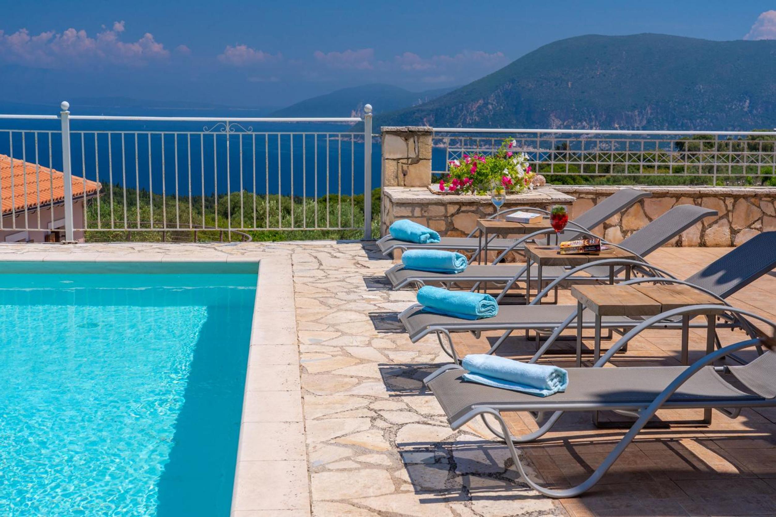 Guiscardos Luxury Villa view 2